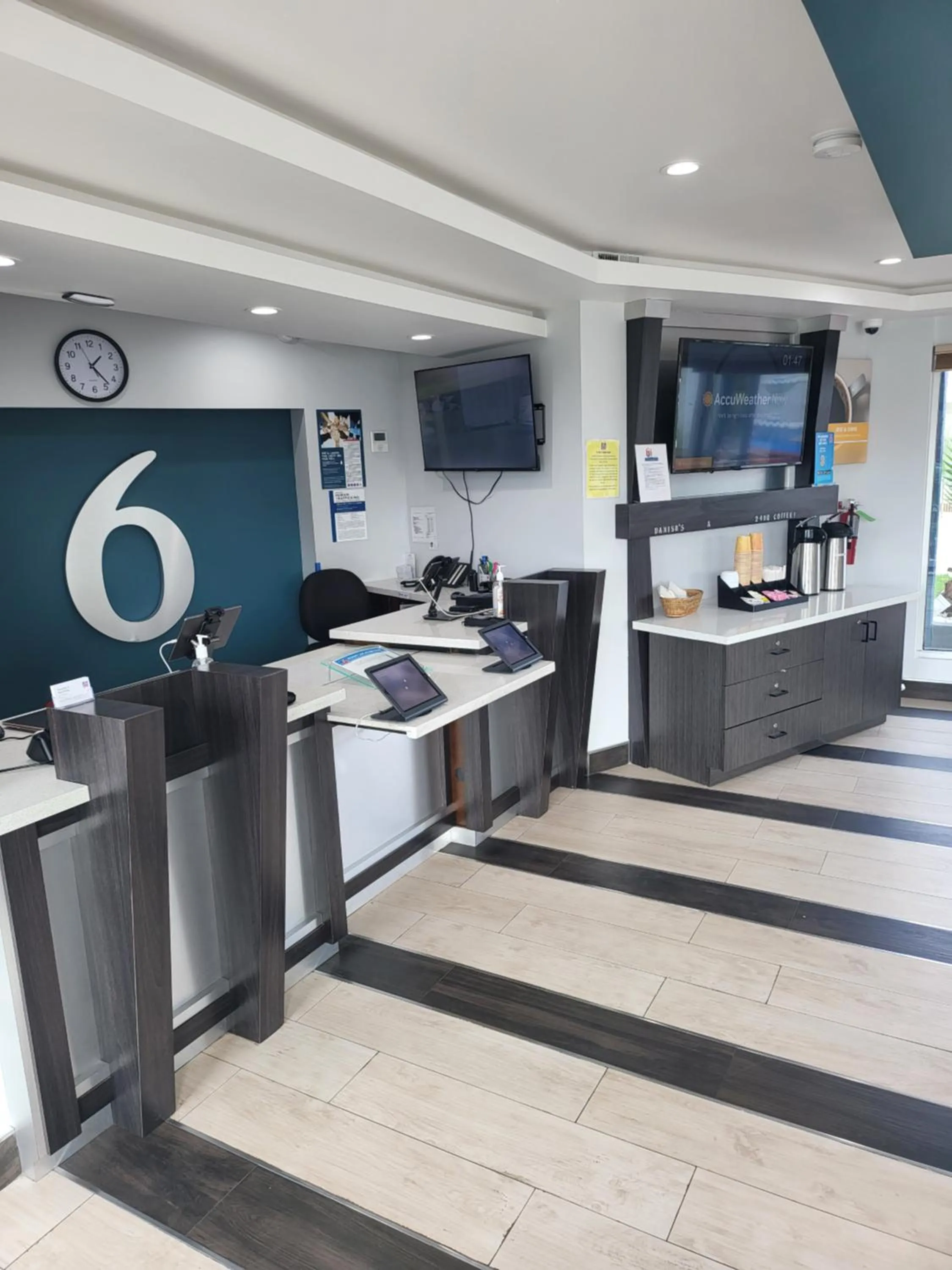 Lobby or reception in Studio 6 Vallejo CA Napa Valley