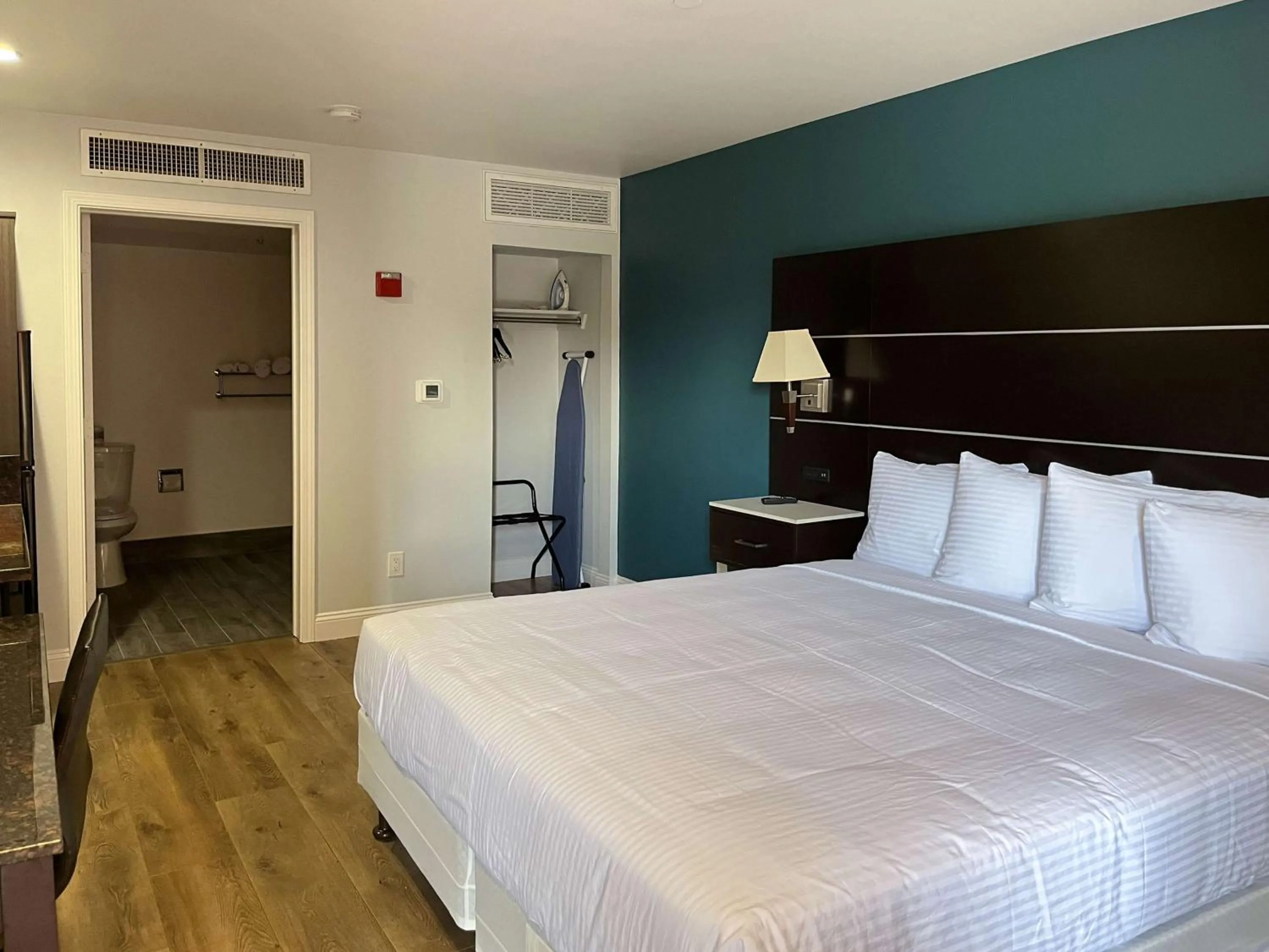 Bedroom, Bed in Studio 6 Vallejo CA Napa Valley