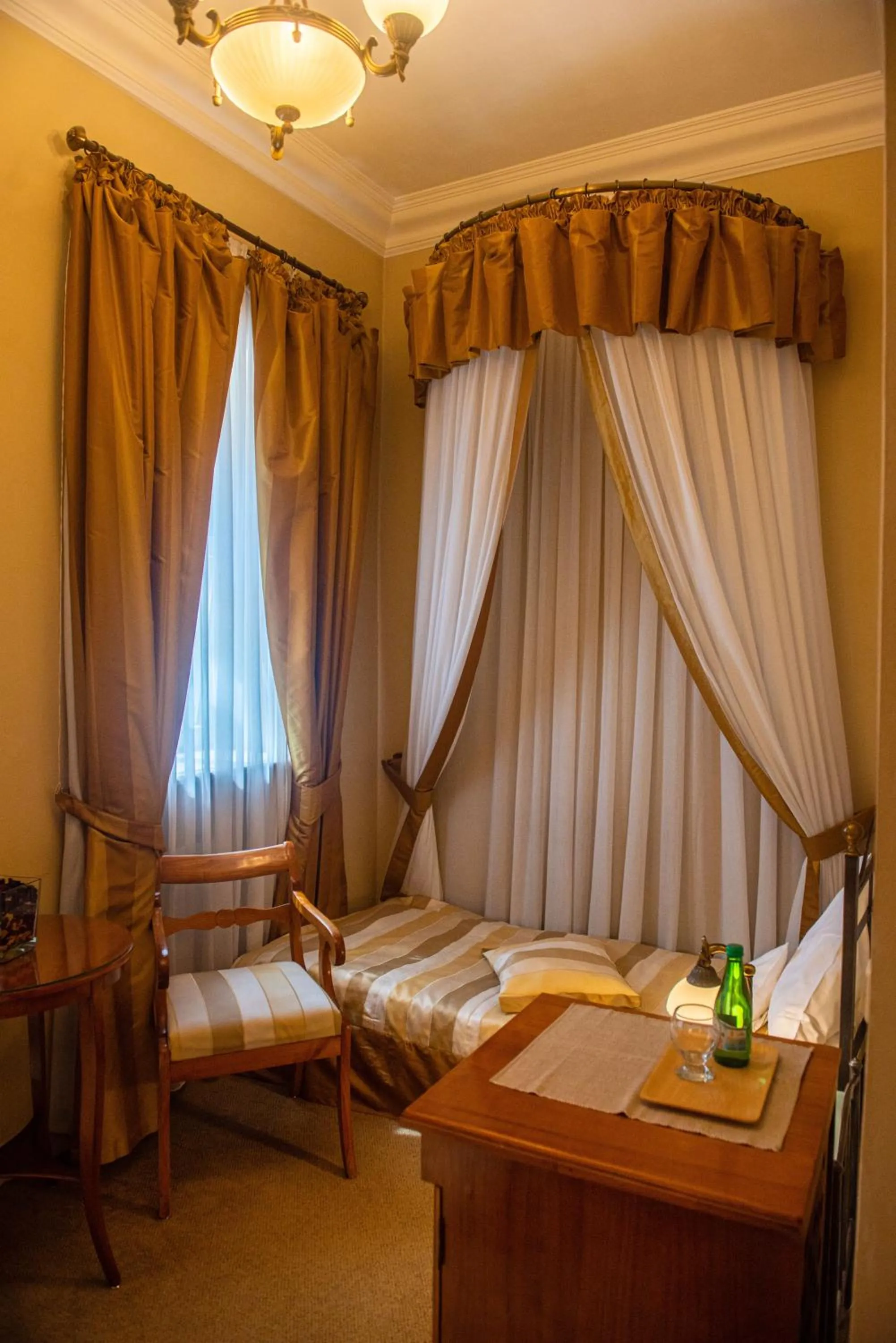 Photo of the whole room, Bed in Pałac Paulinum