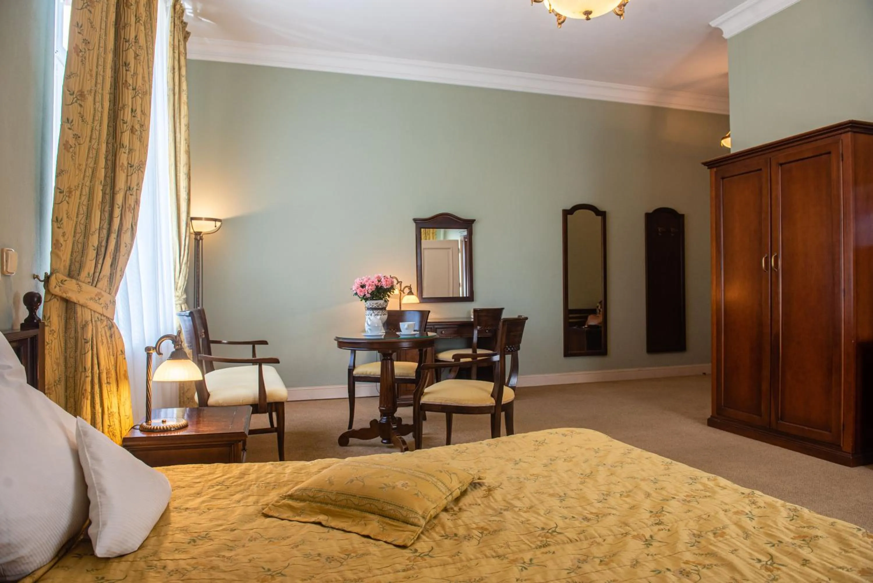 Photo of the whole room, Bed in Pałac Paulinum