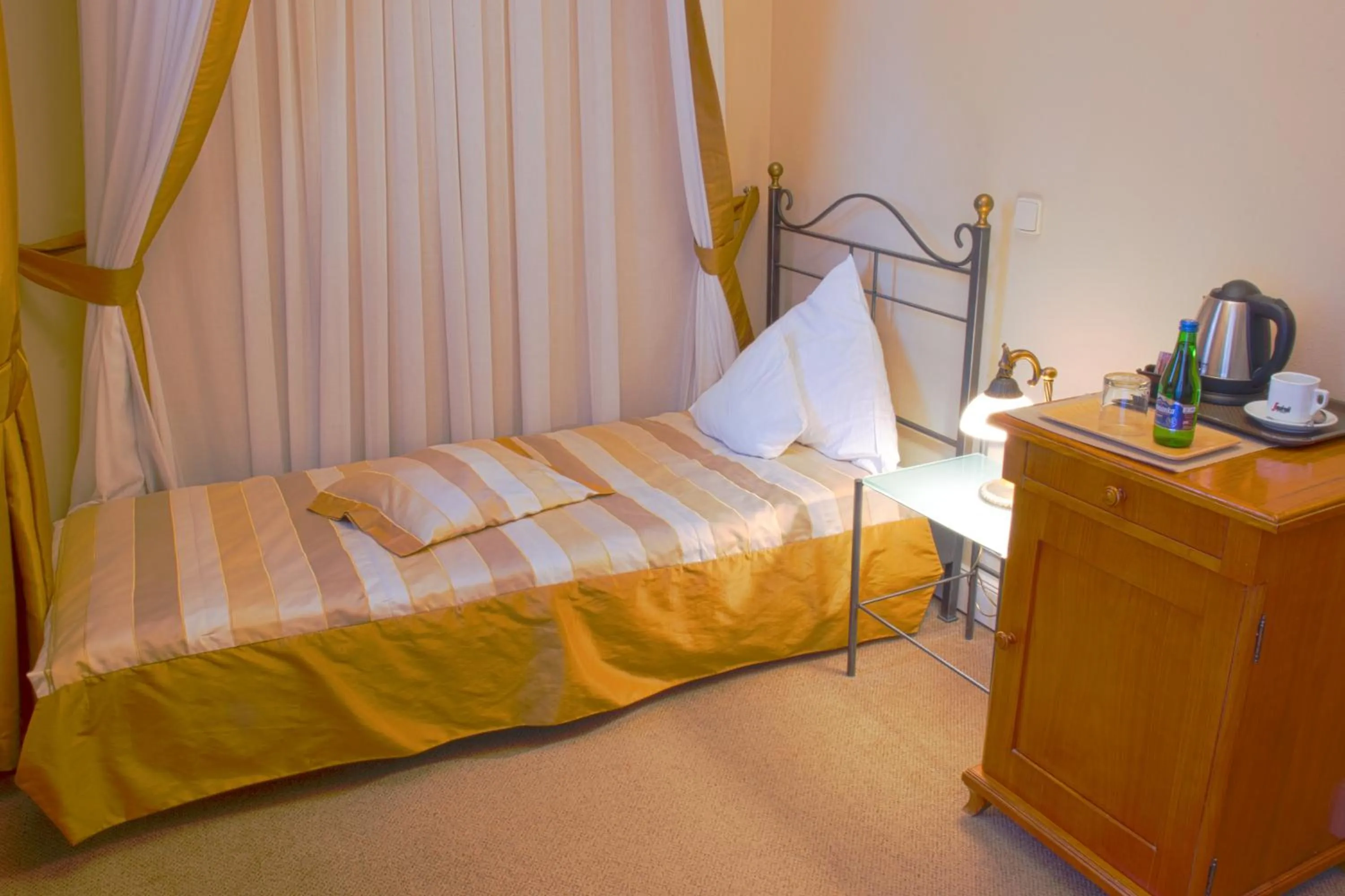 Photo of the whole room, Bed in Pałac Paulinum