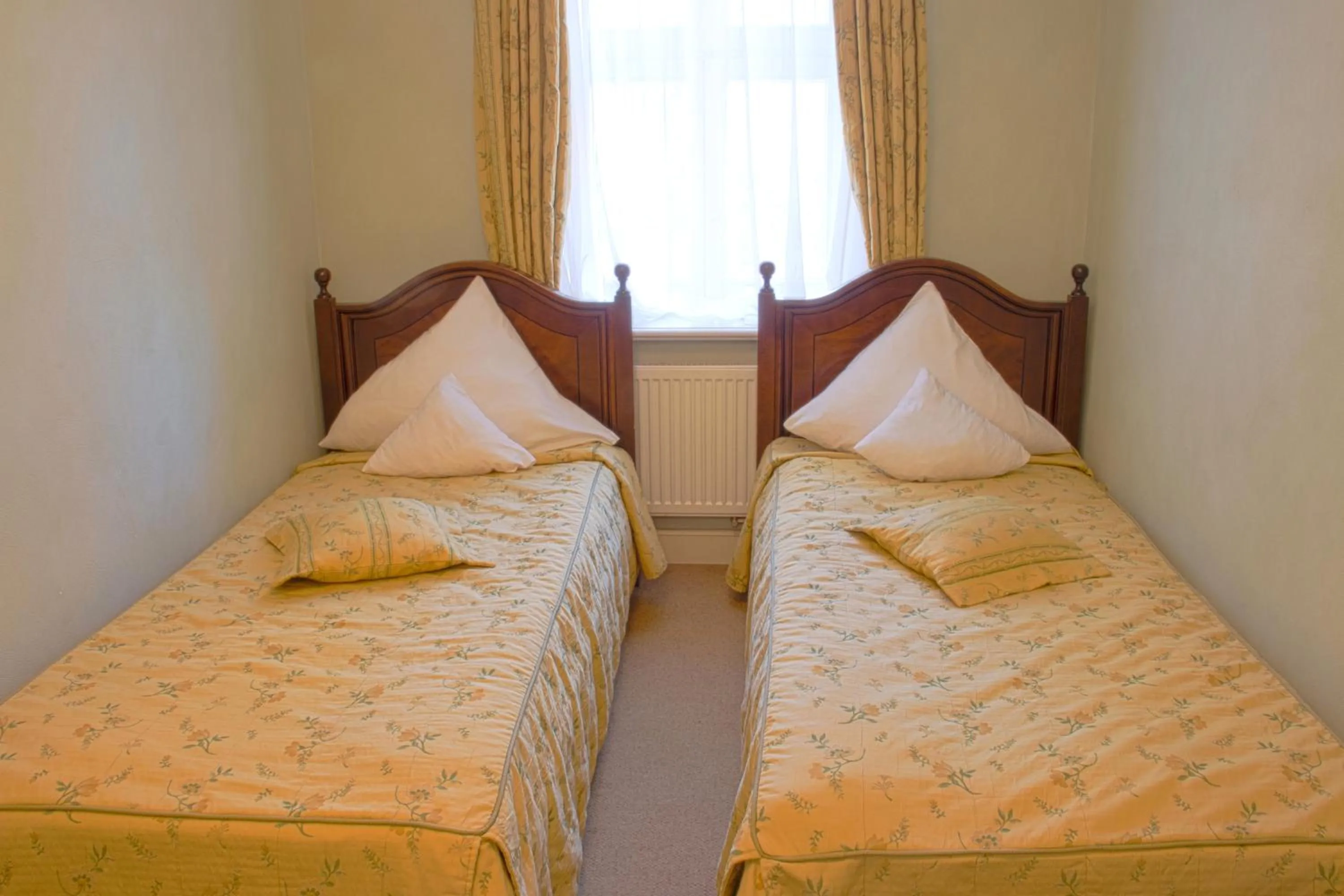 Photo of the whole room, Bed in Pałac Paulinum