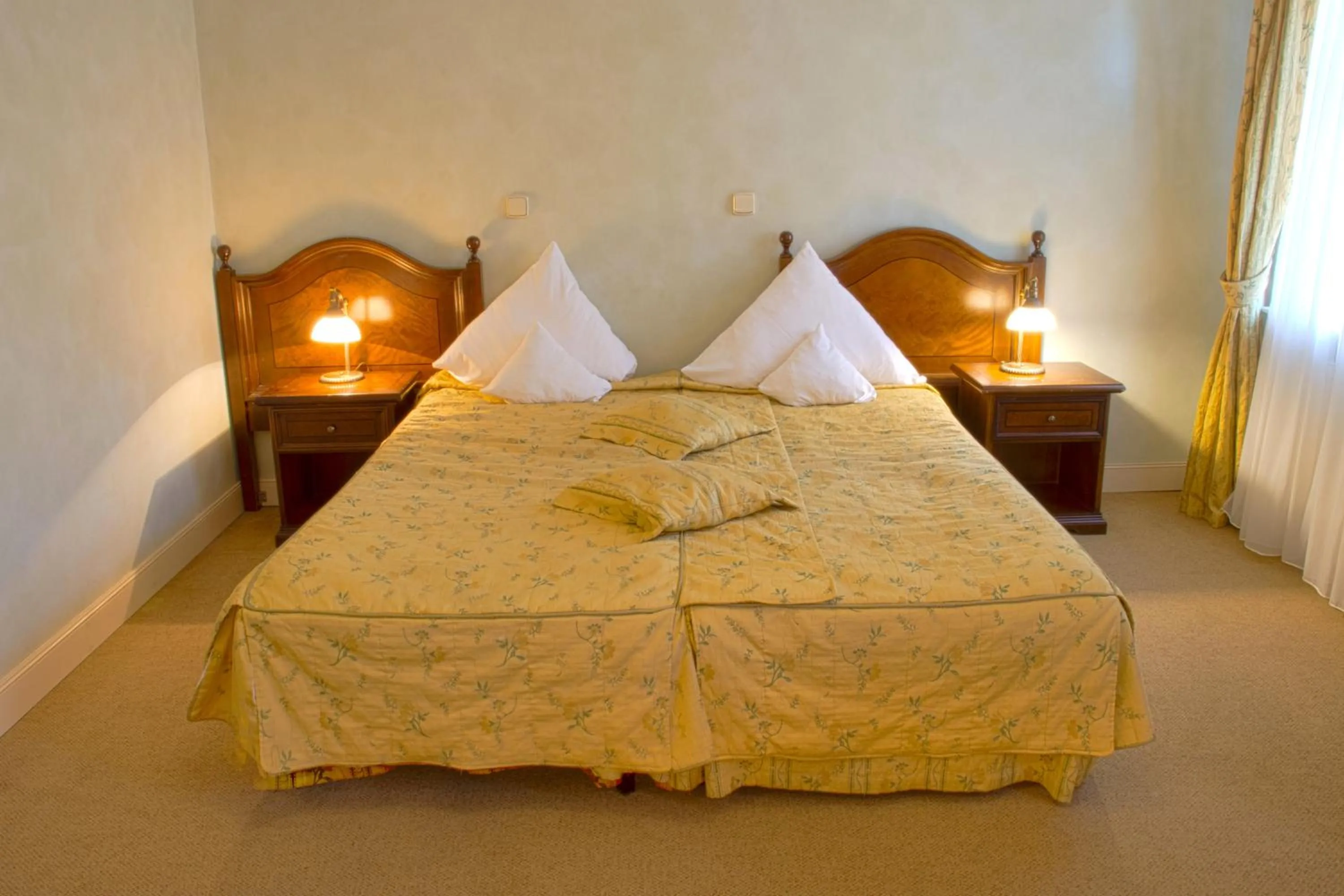 Photo of the whole room, Bed in Pałac Paulinum