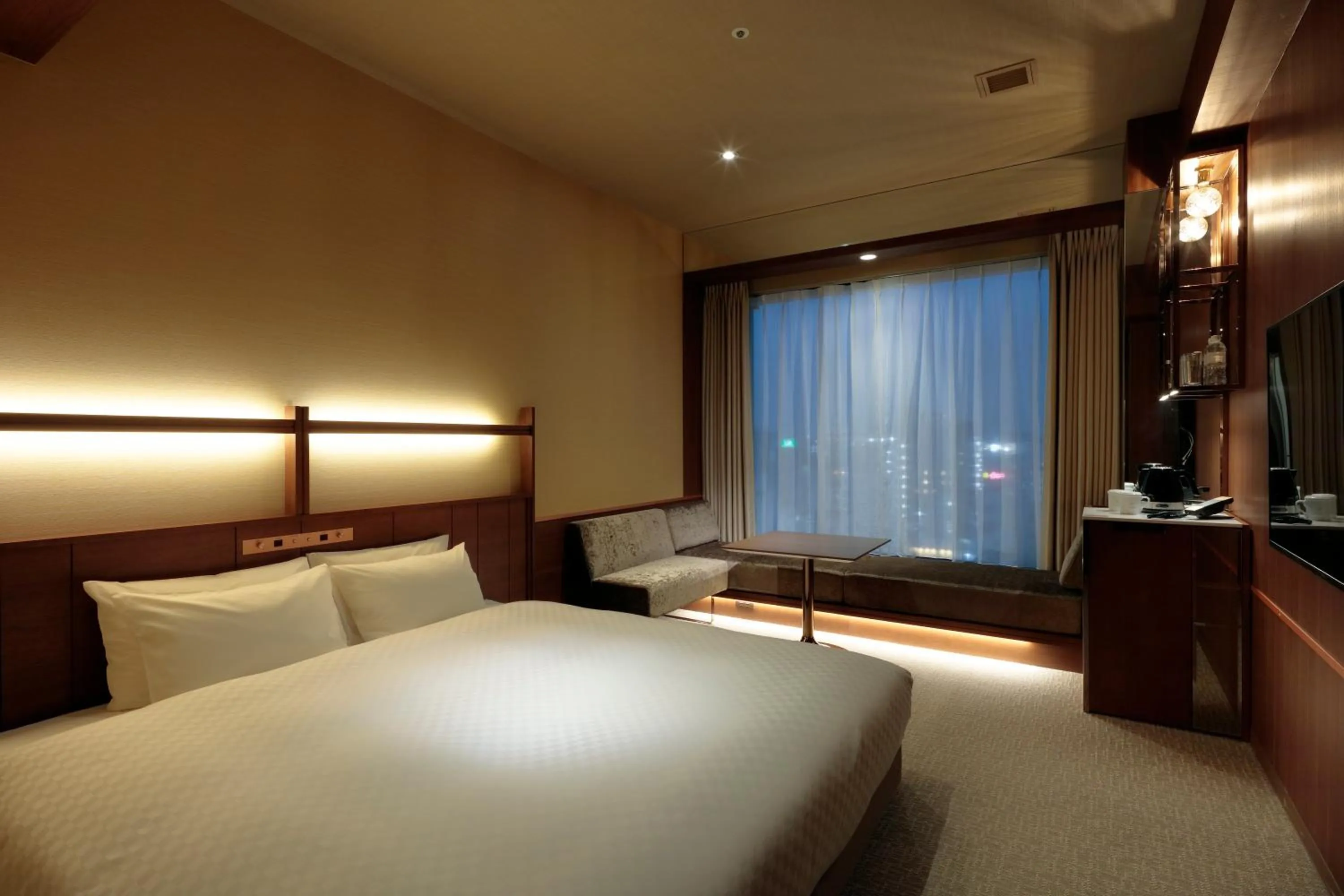 Photo of the whole room, Bed in Candeo Hotels Kumamoto Shinshigai