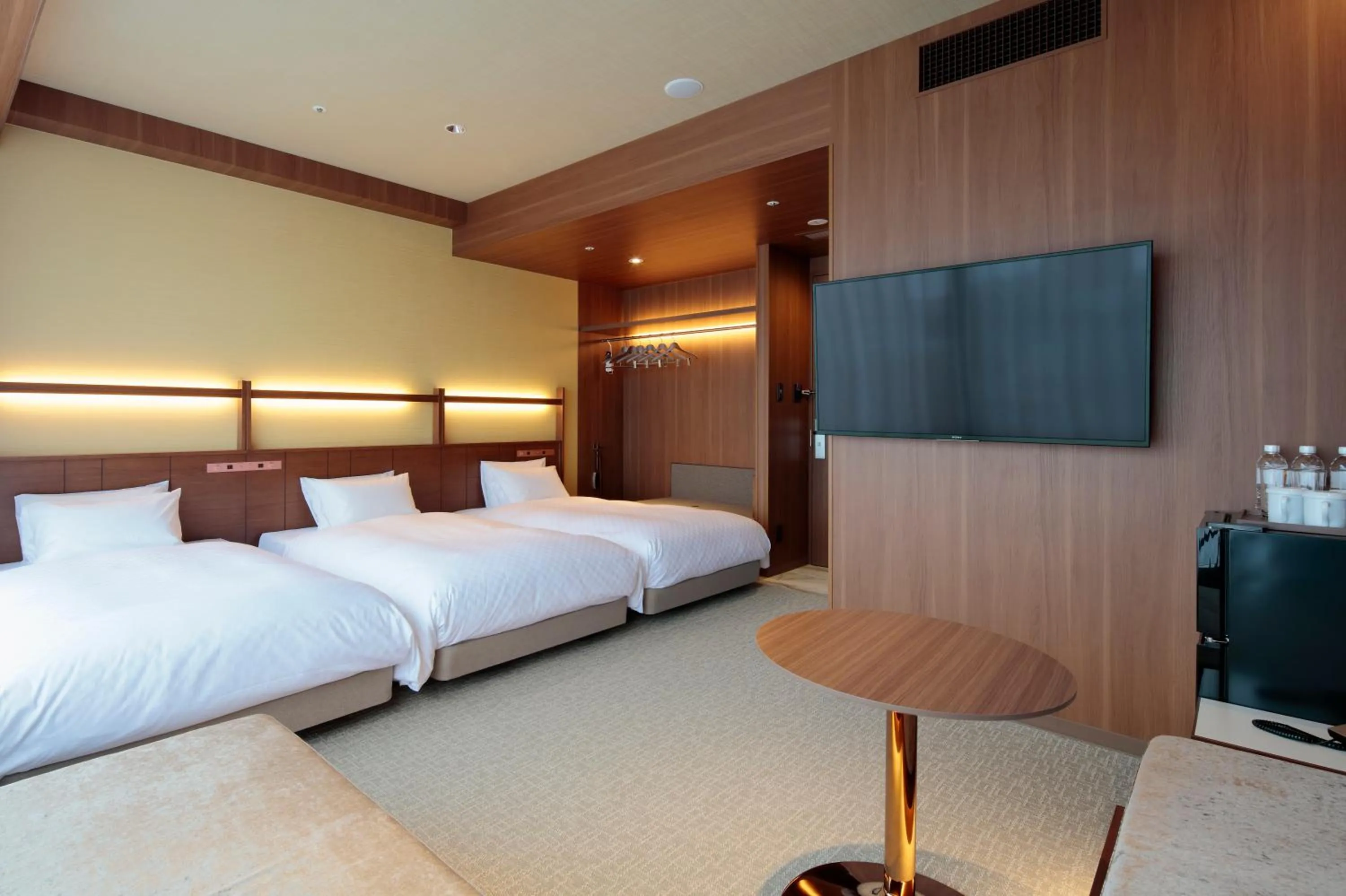 Photo of the whole room, Bed in Candeo Hotels Kumamoto Shinshigai