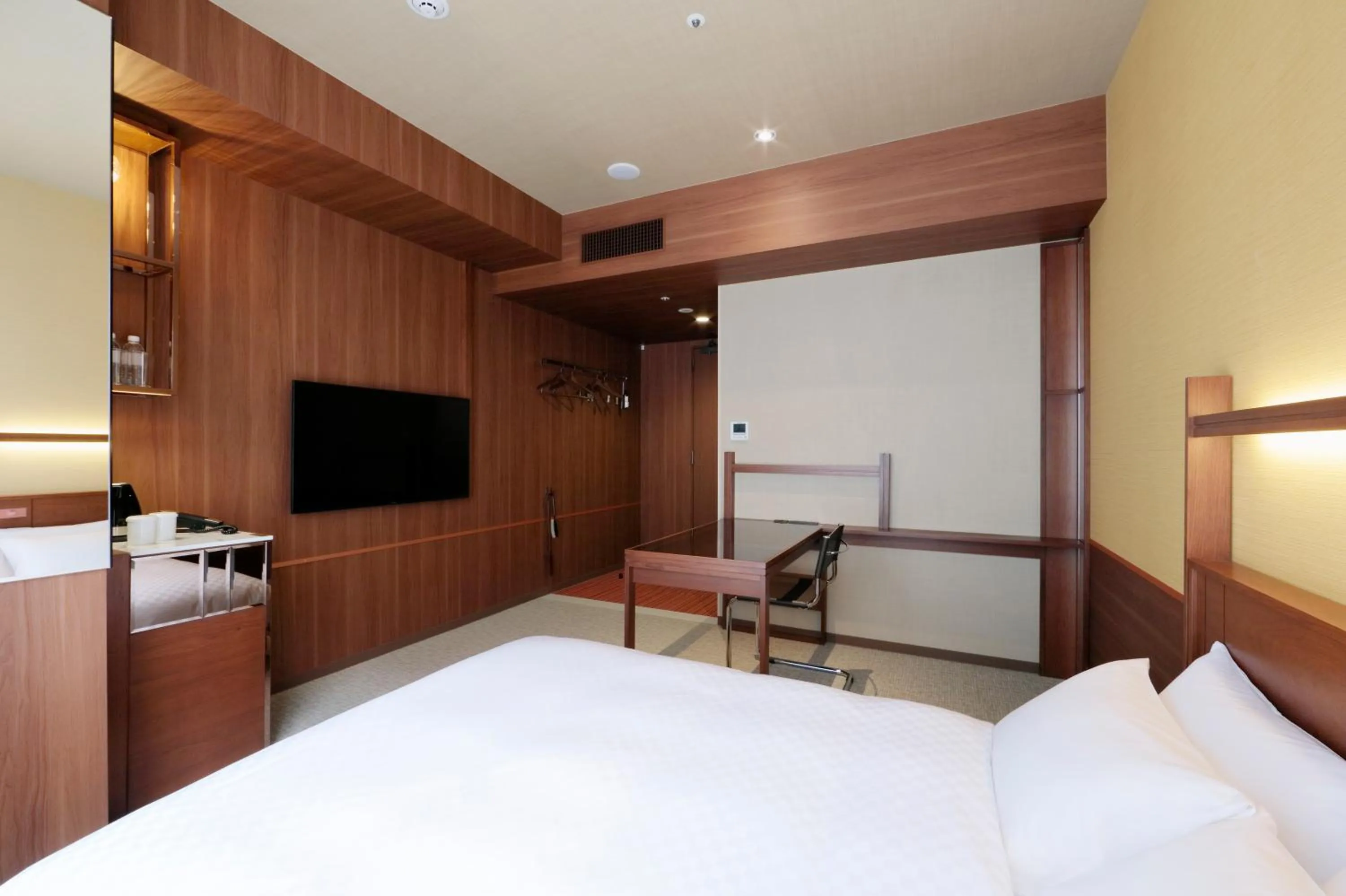 Photo of the whole room, Bed in Candeo Hotels Kumamoto Shinshigai