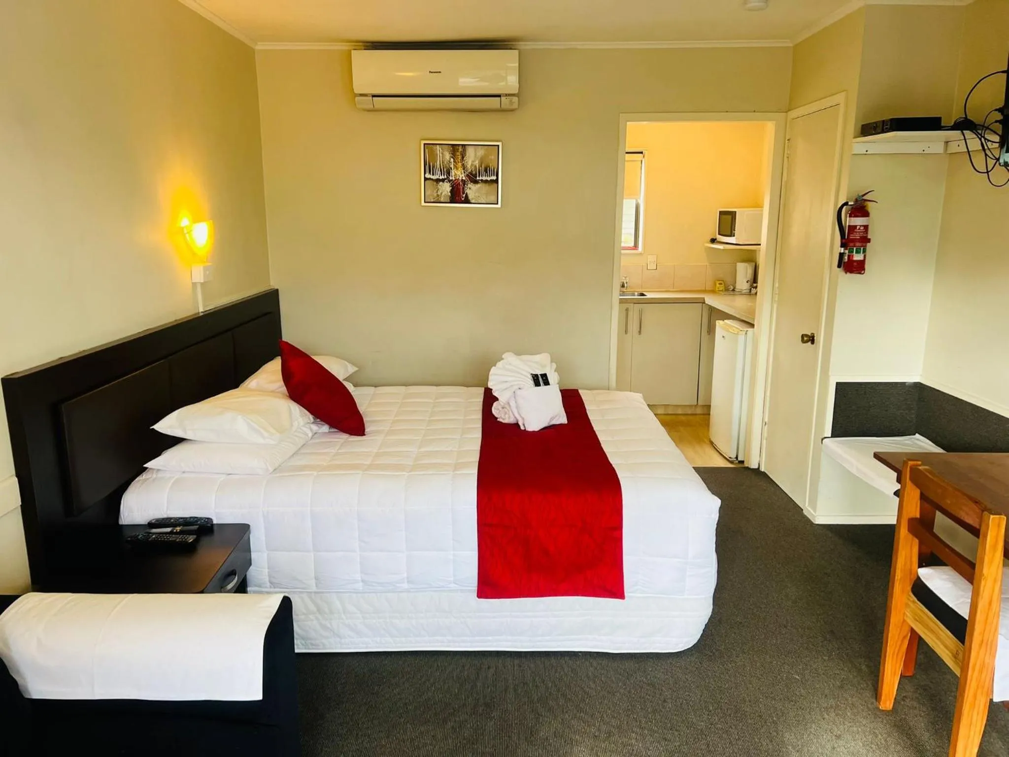 Bedroom, Bed in Monument Motor Lodge Papakura