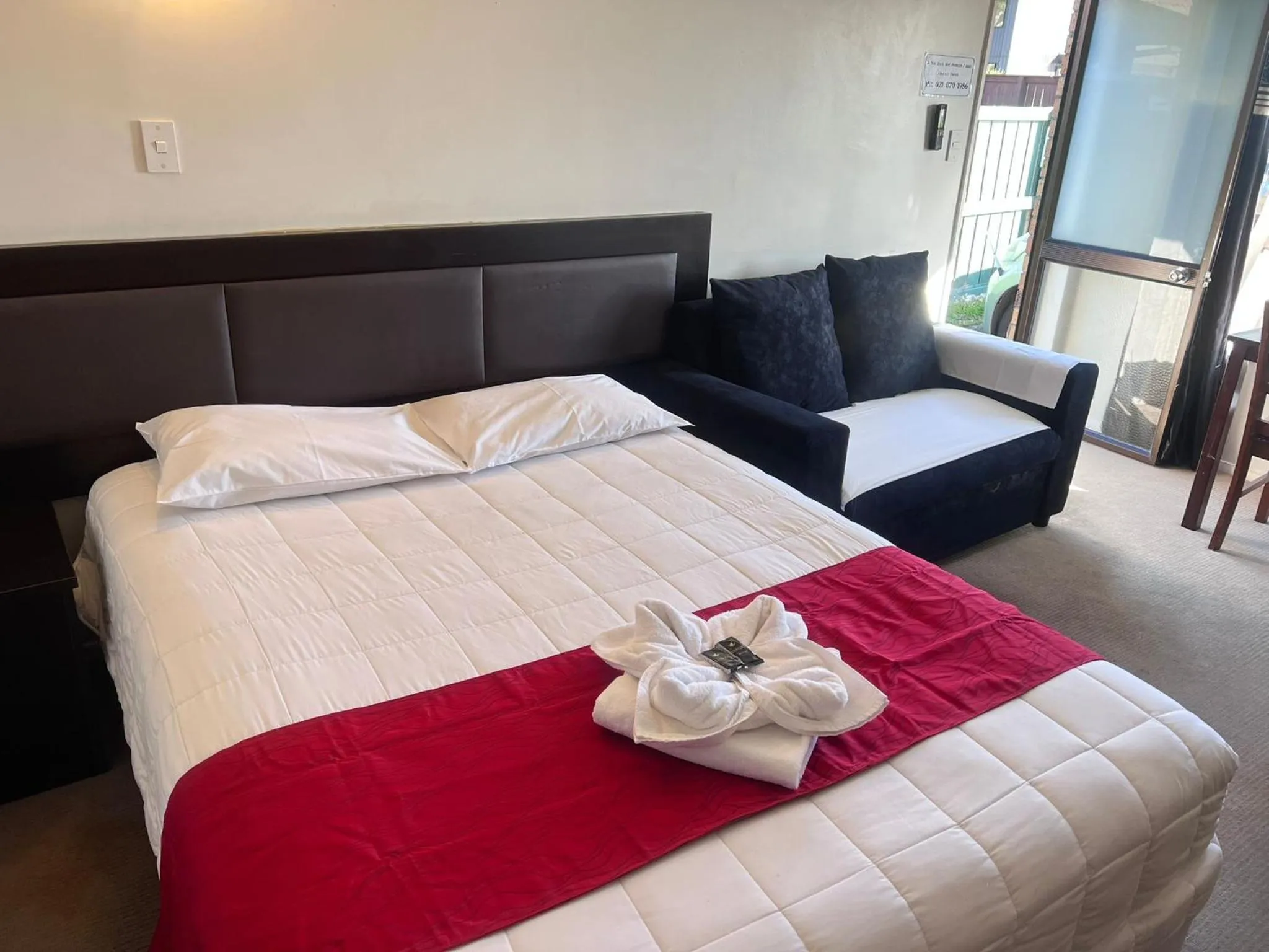 Bedroom, Bed in Monument Motor Lodge Papakura