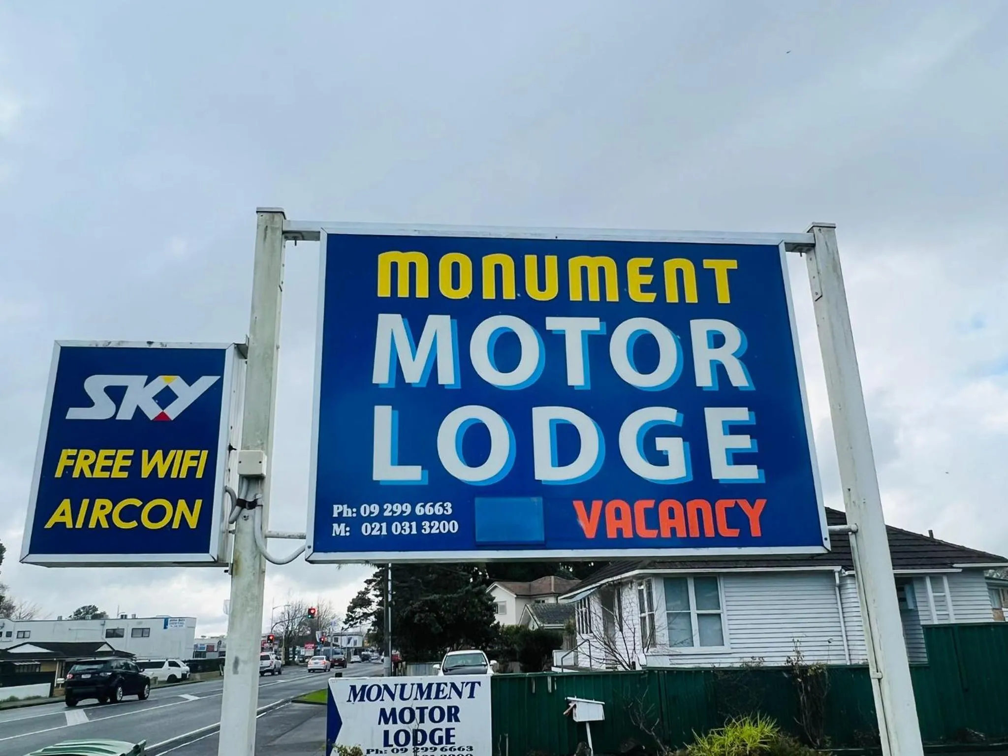 Property logo or sign in Monument Motor Lodge Papakura