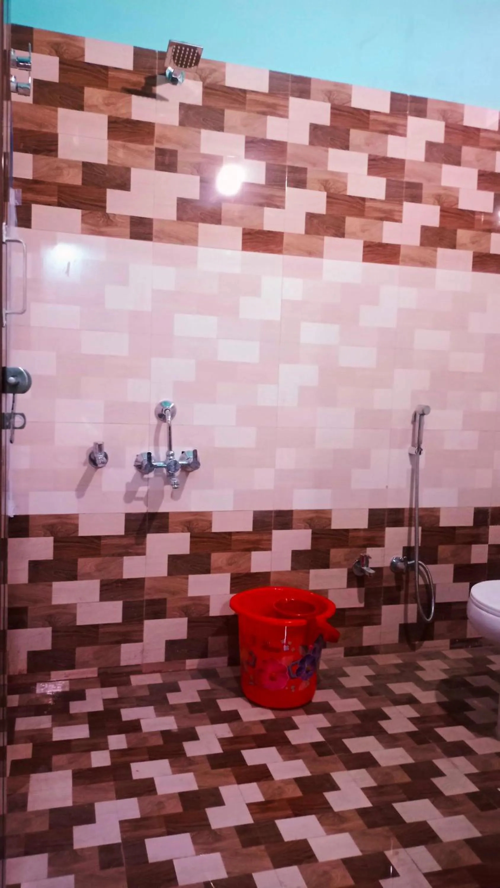 Bathroom in Hotel O Sky Hills Near Chaudhary Charan Singh International Airport