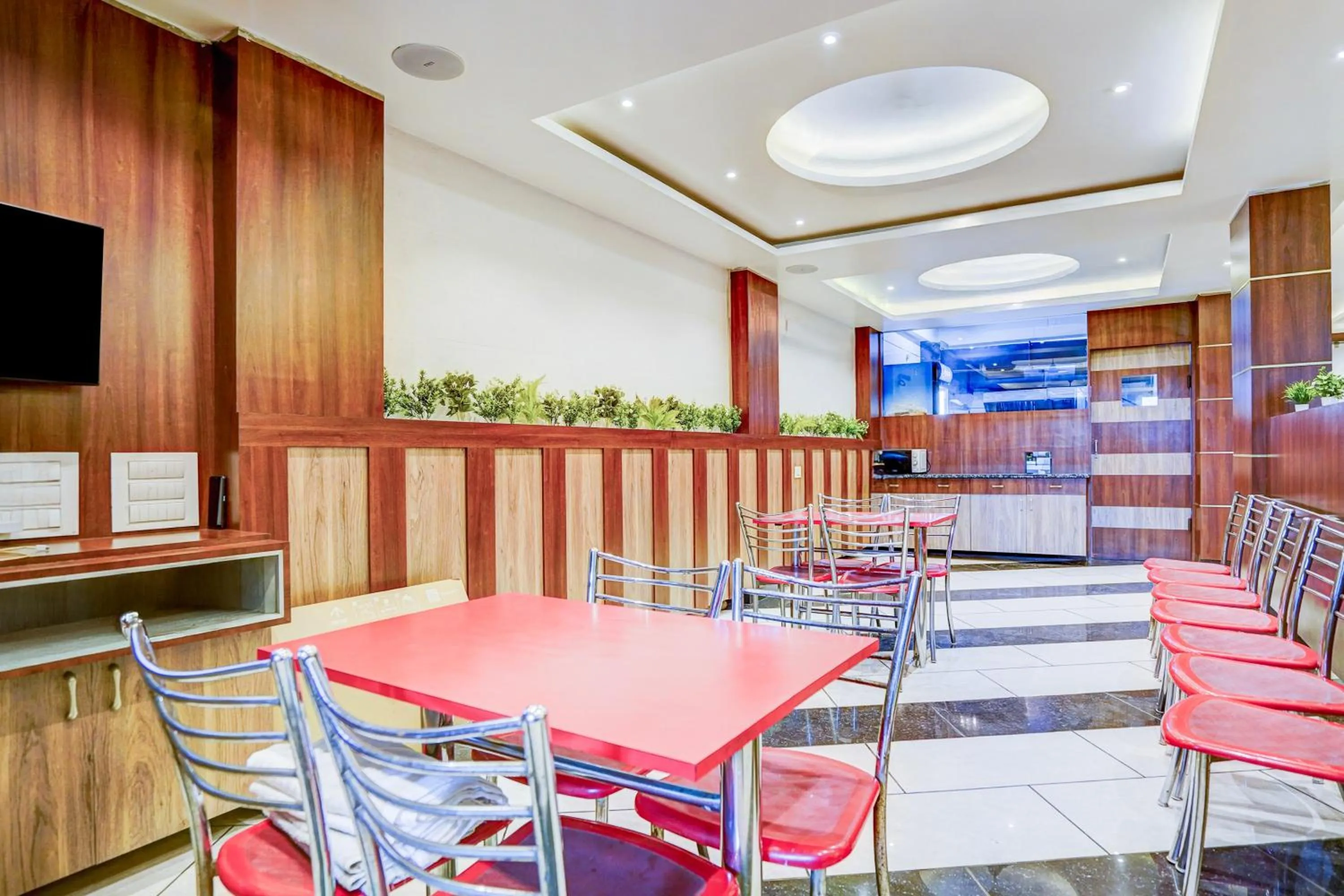 Restaurant/places to eat in Super Townhouse Zero Mile Gandhi Setu Formerly Classic Court