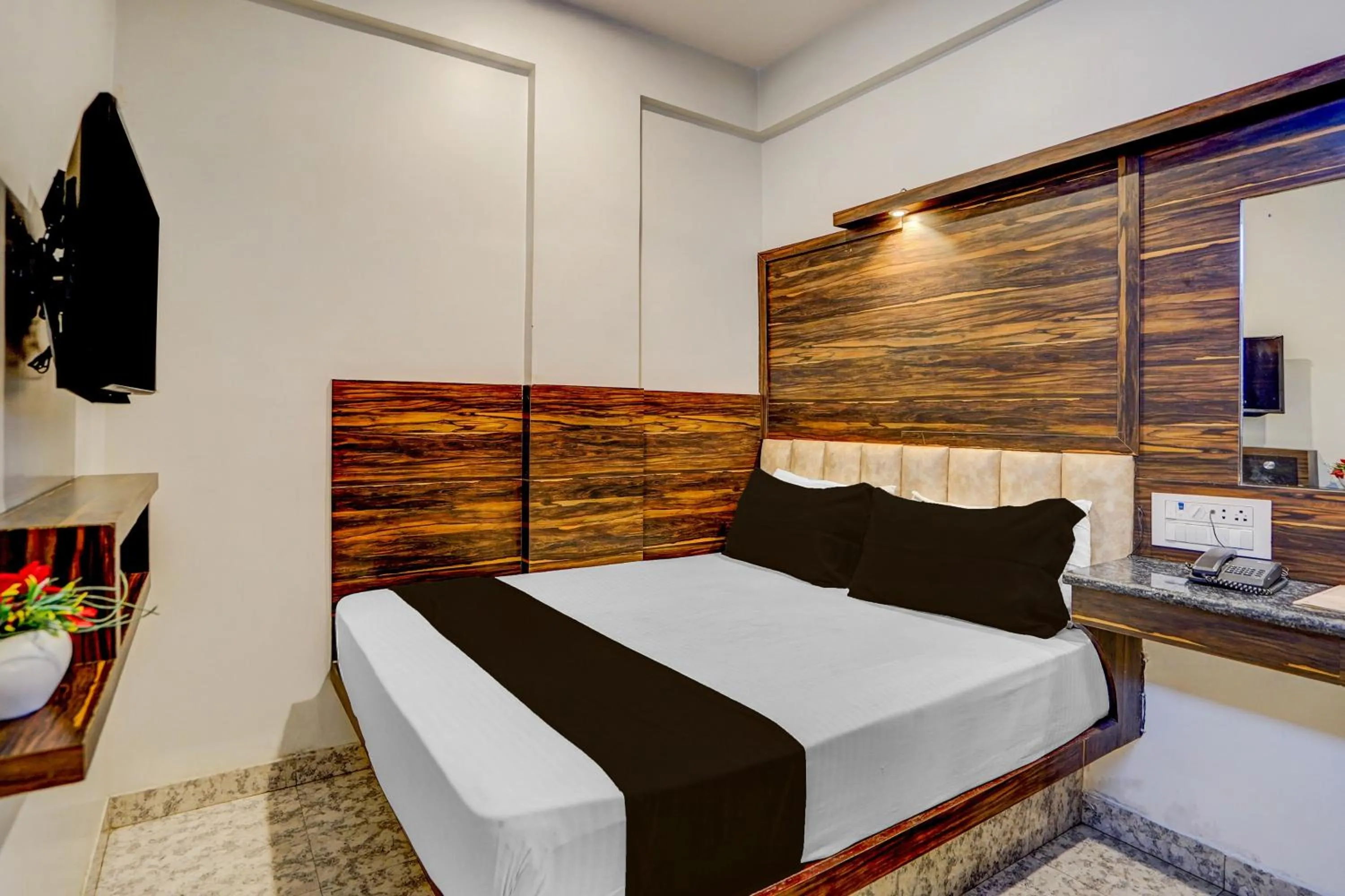 Bedroom, Bed in Super Townhouse Zero Mile Gandhi Setu Formerly Classic Court