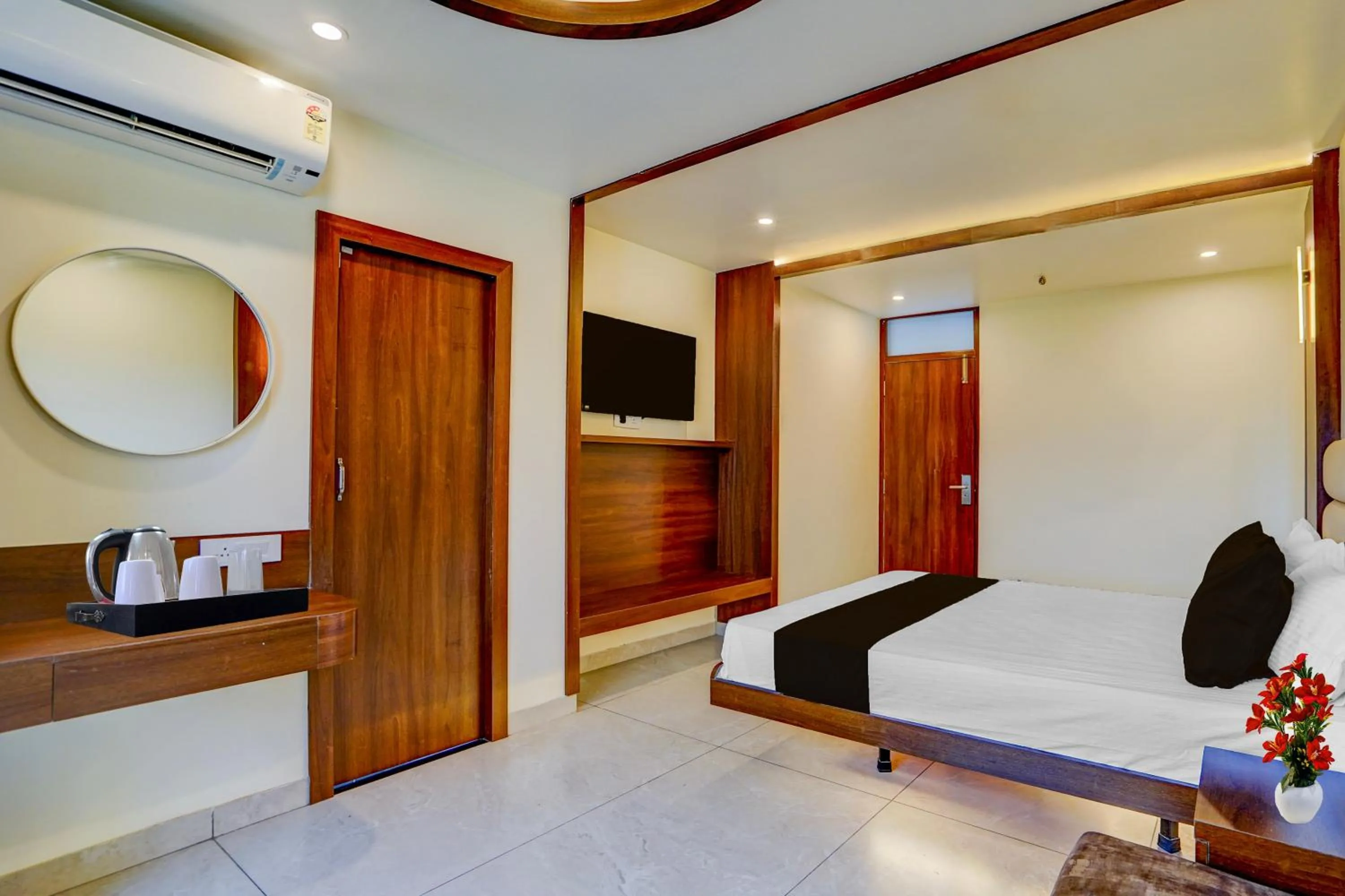 Bedroom, Bed in Super Townhouse Zero Mile Gandhi Setu Formerly Classic Court