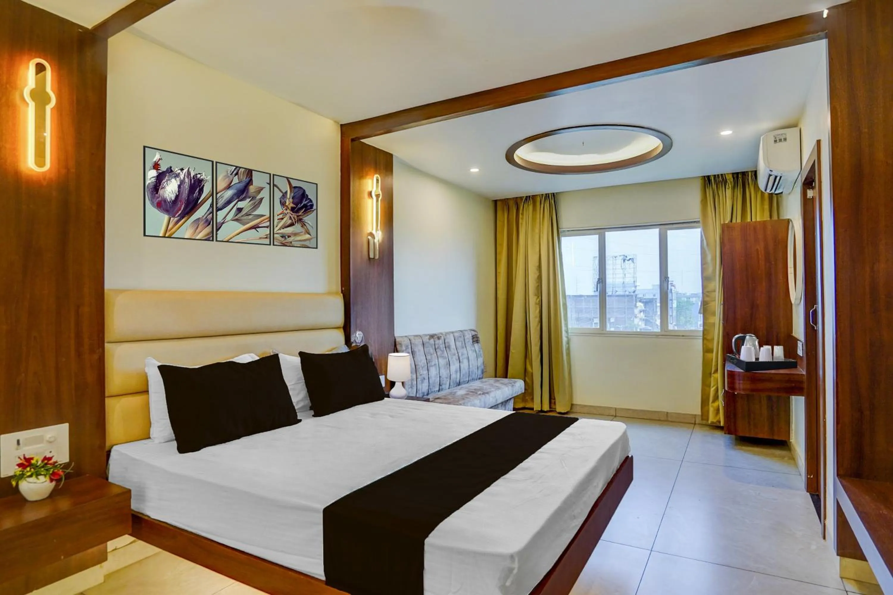 Bedroom, Bed in Super Townhouse Zero Mile Gandhi Setu Formerly Classic Court