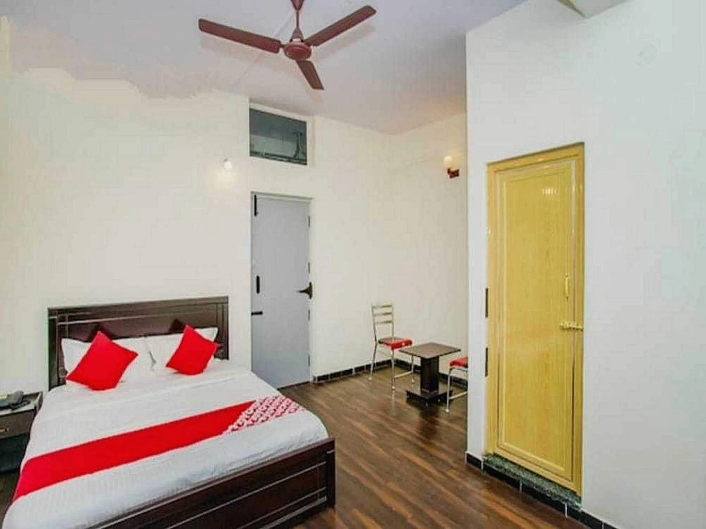 Bedroom in SPOT ON Happy Stay Near Sri Amruth Chithra Mandira