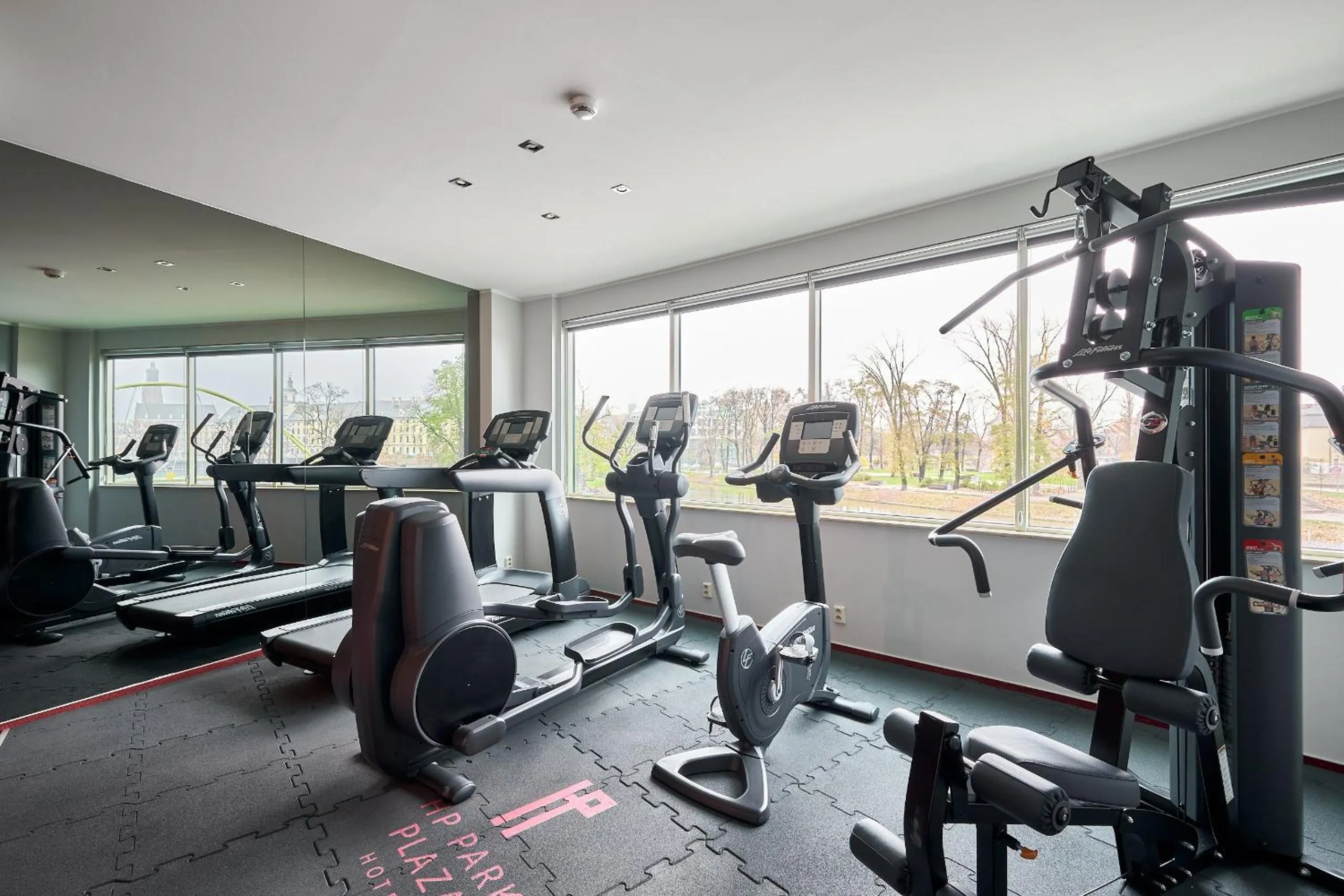 Fitness centre/facilities in HP Park Plaza