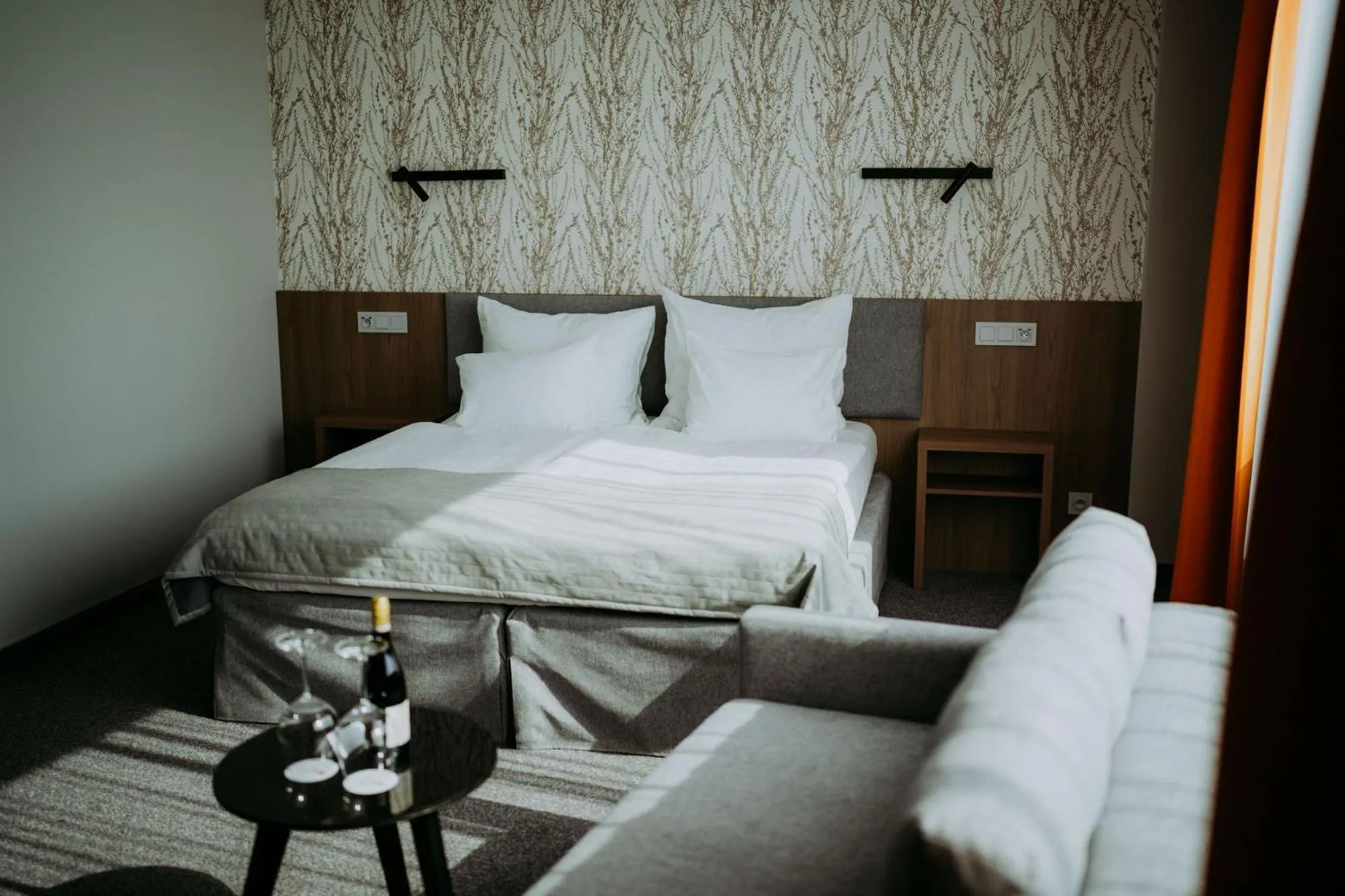 Photo of the whole room, Bed in HP Park Plaza