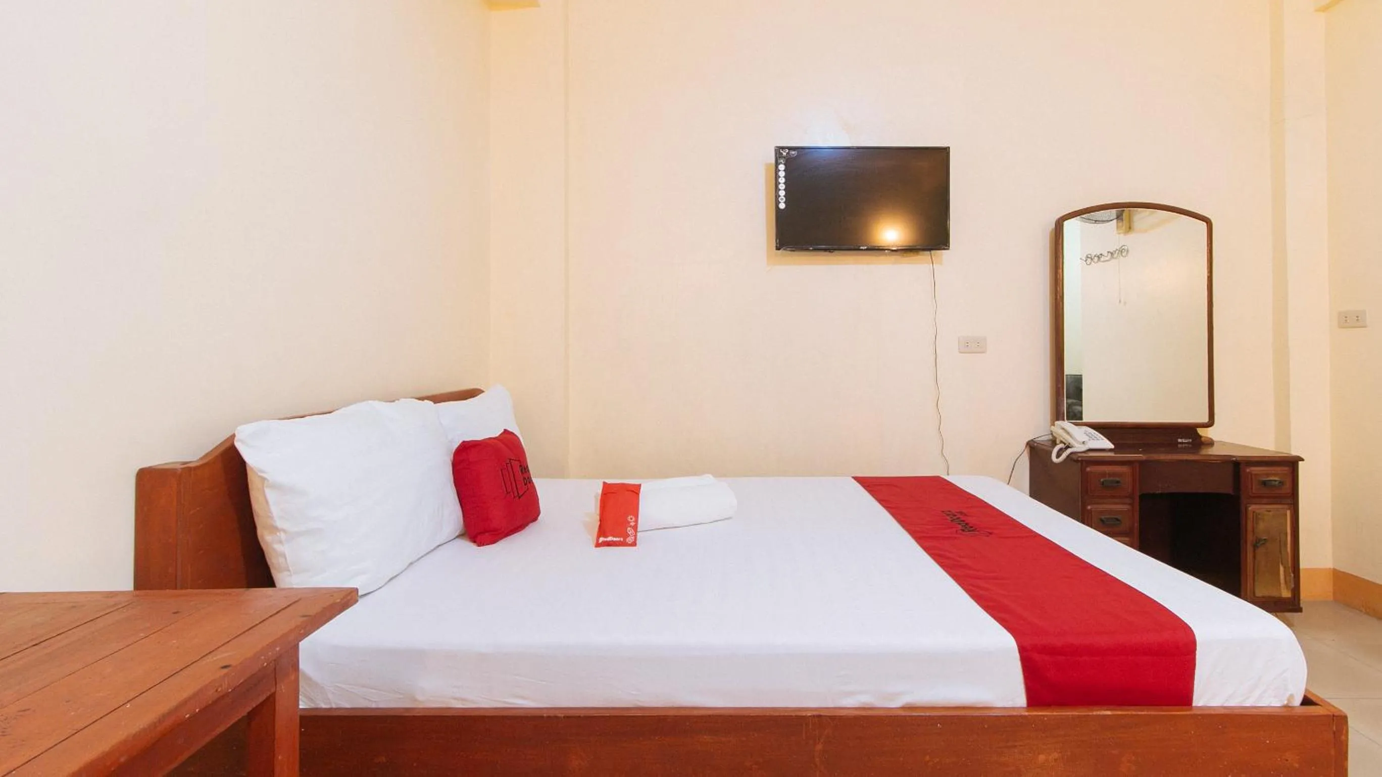 Photo of the whole room, Bed in RedDoorz @ Golden Park Inn La Union