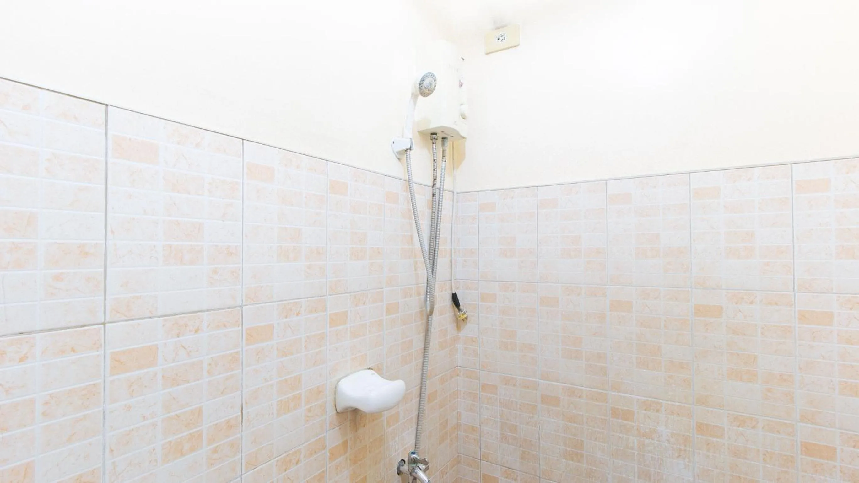 Shower in RedDoorz @ Golden Park Inn La Union