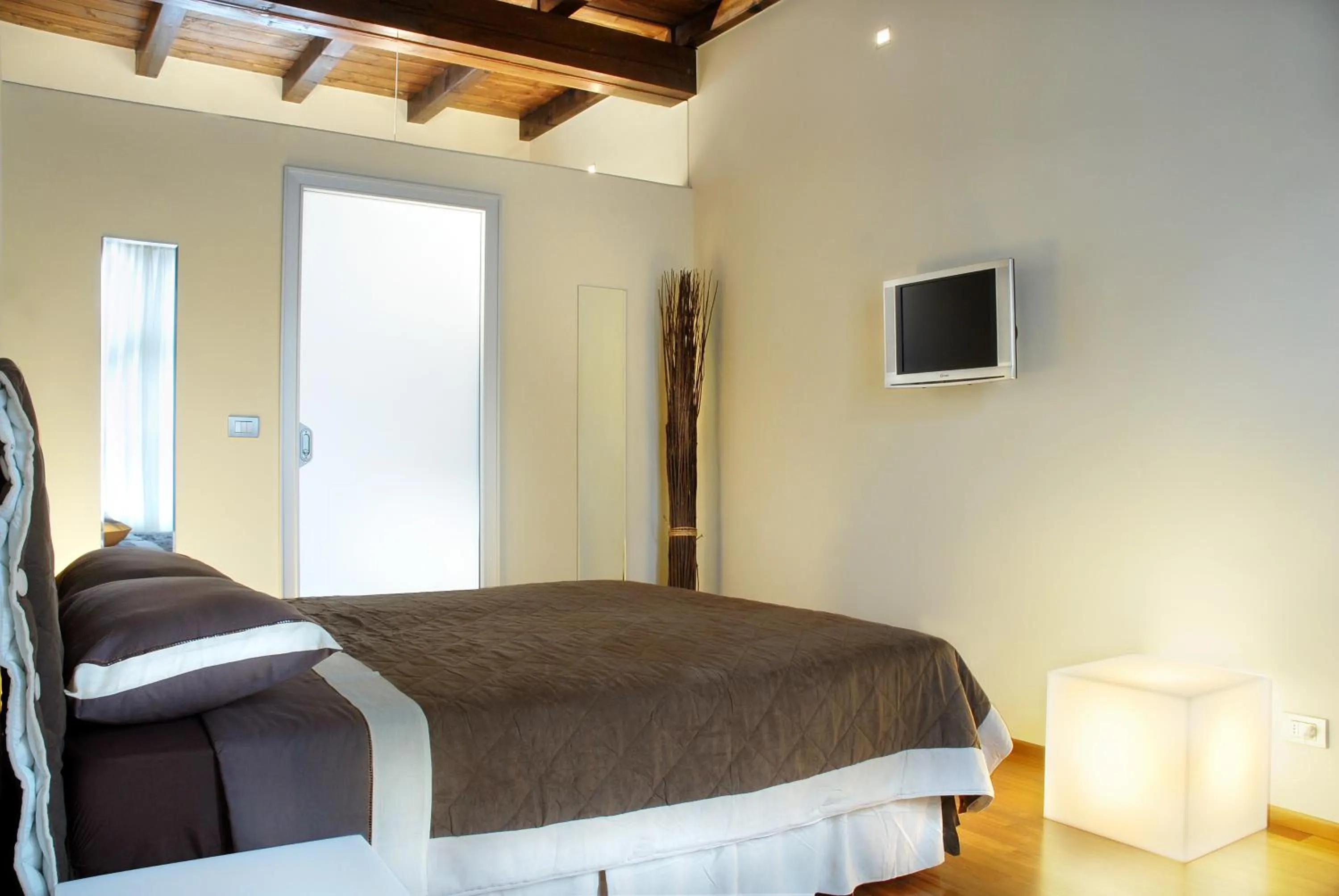 TV and multimedia, Bed in B&B Terres D'Aventure Suites