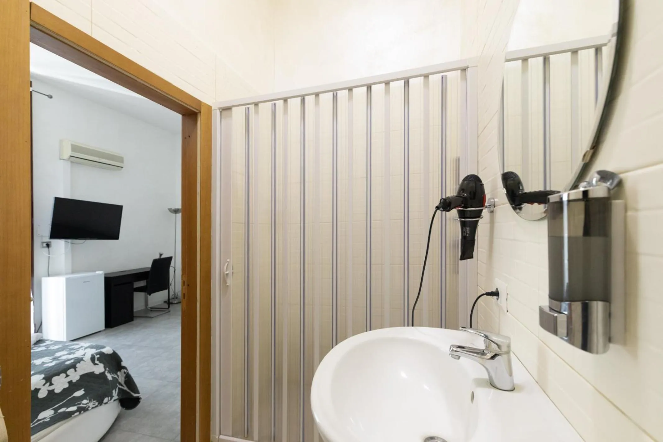 Bathroom, Bed in MADB&B