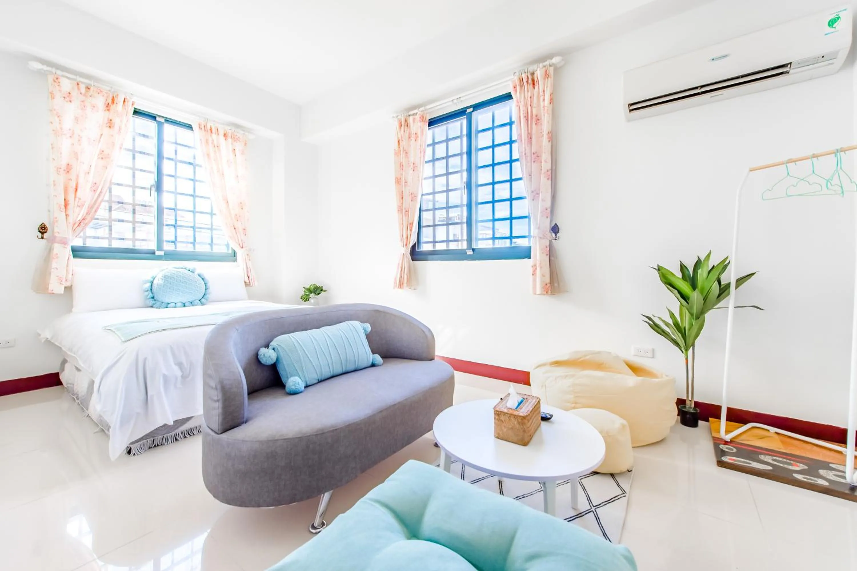 Photo of the whole room, Bed in Travel Road WuWu