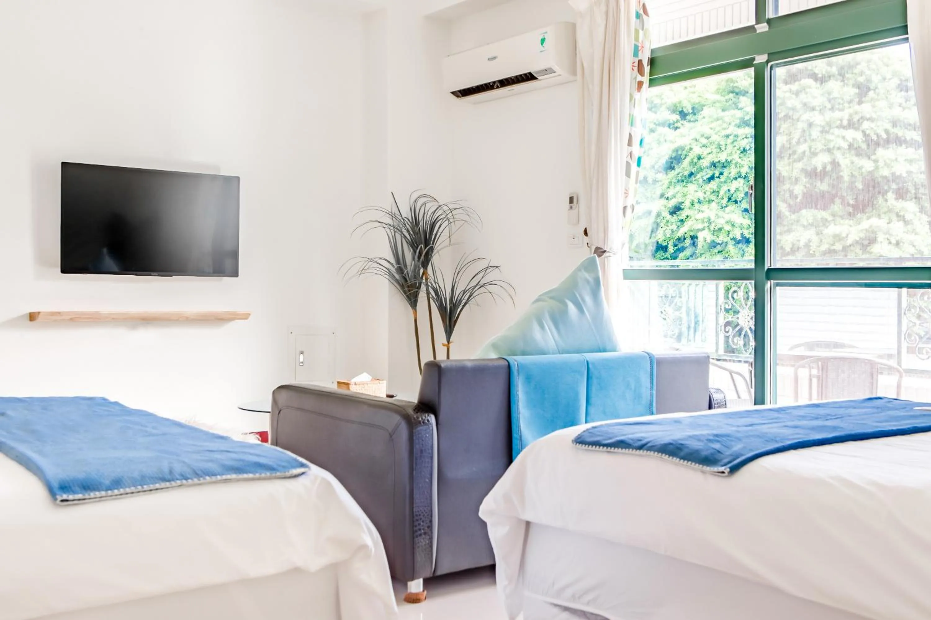 Photo of the whole room, Bed in Travel Road WuWu