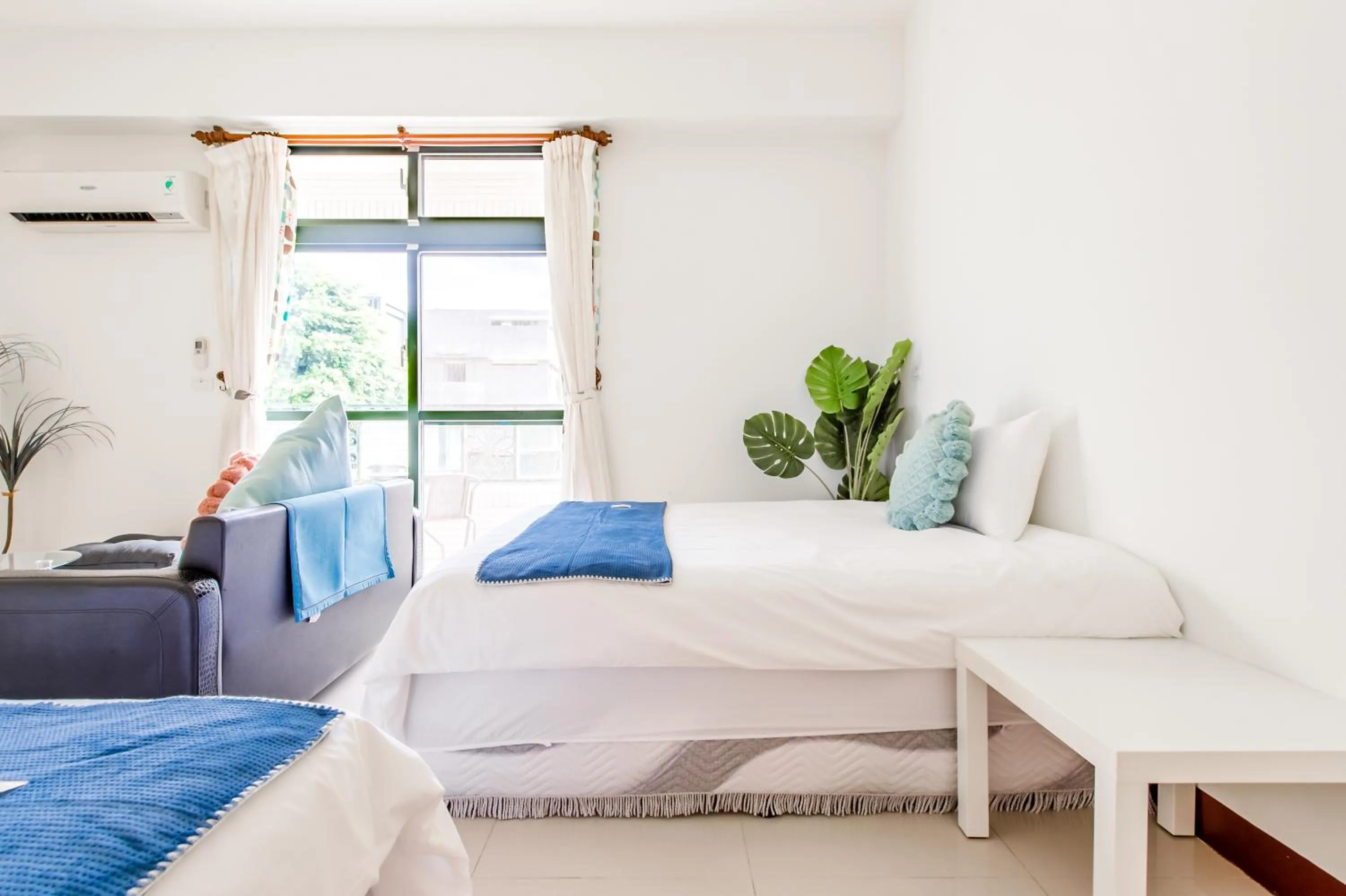 Photo of the whole room, Bed in Travel Road WuWu