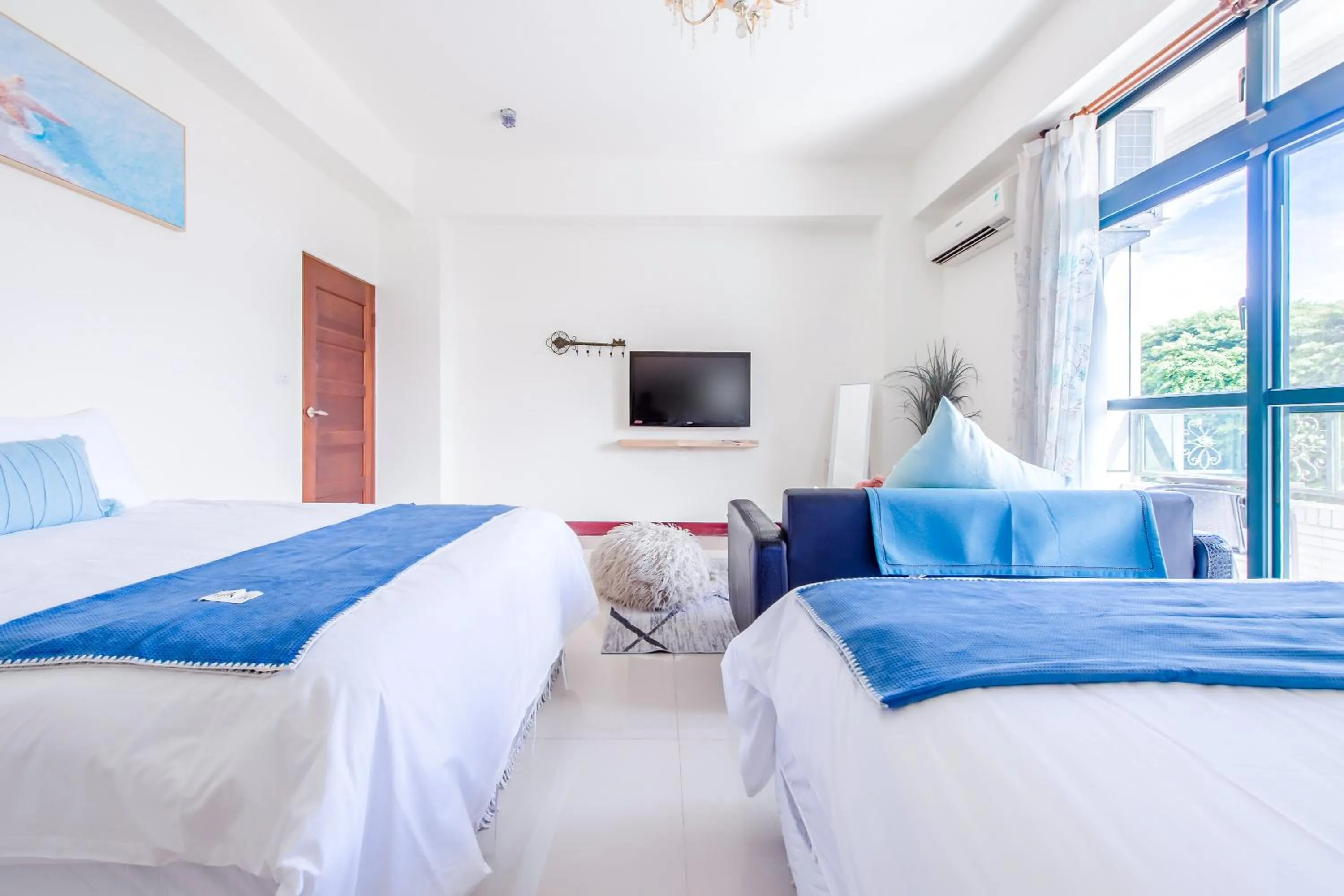 Photo of the whole room, Bed in Travel Road WuWu