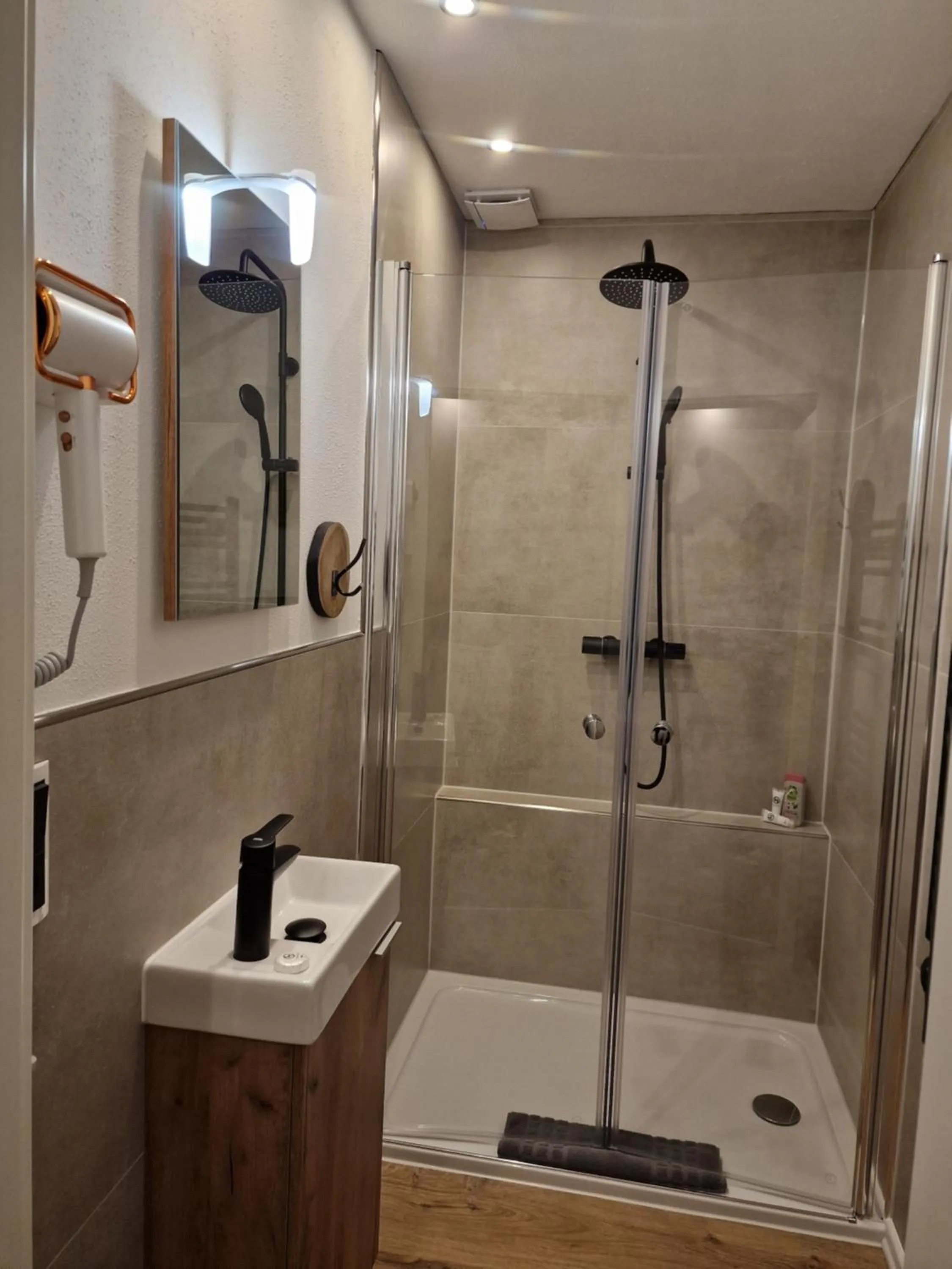 Shower in Zur Sonne "Gasthaus-Bar-Events"