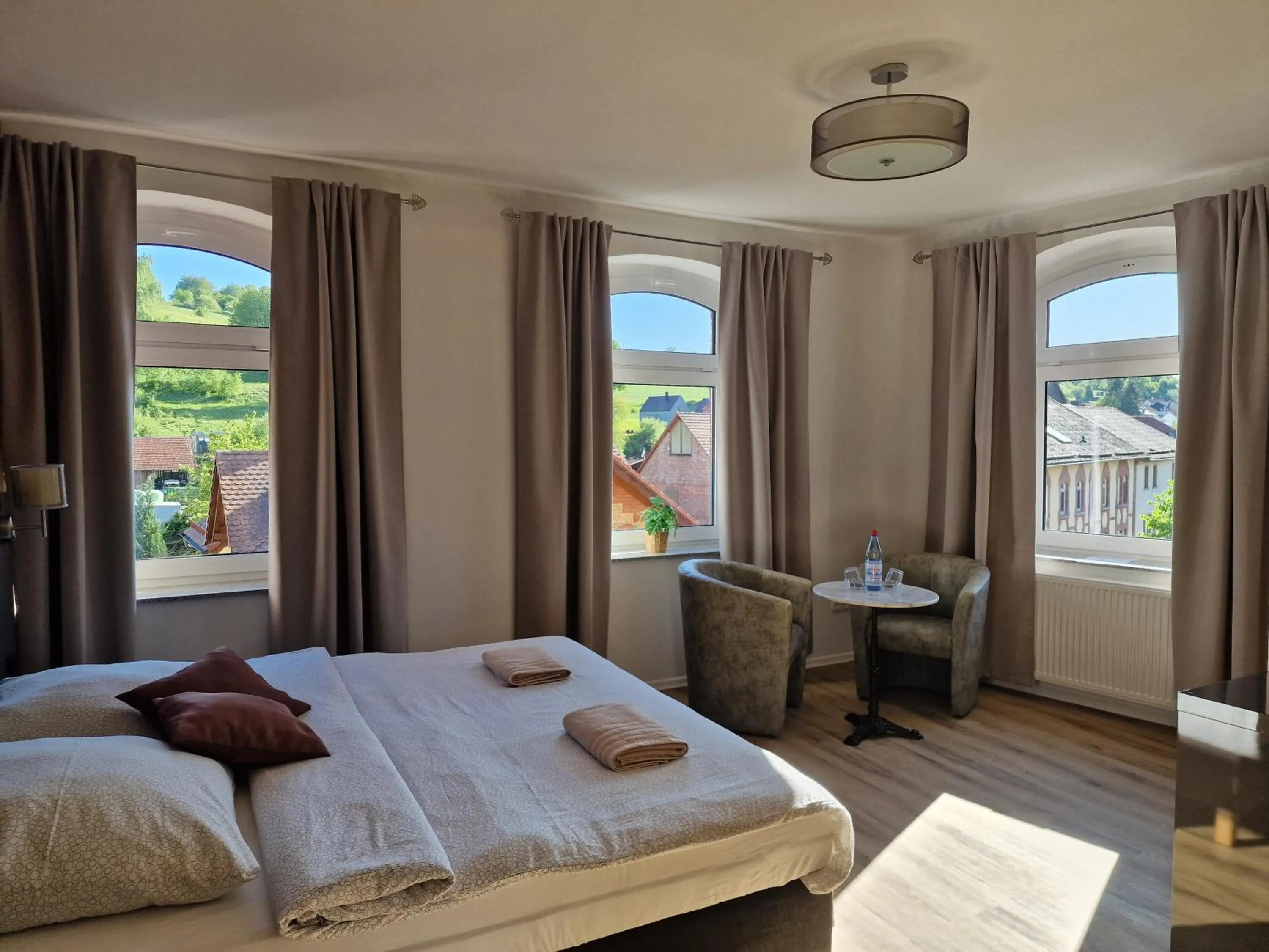 Bed in Zur Sonne "Gasthaus-Bar-Events"