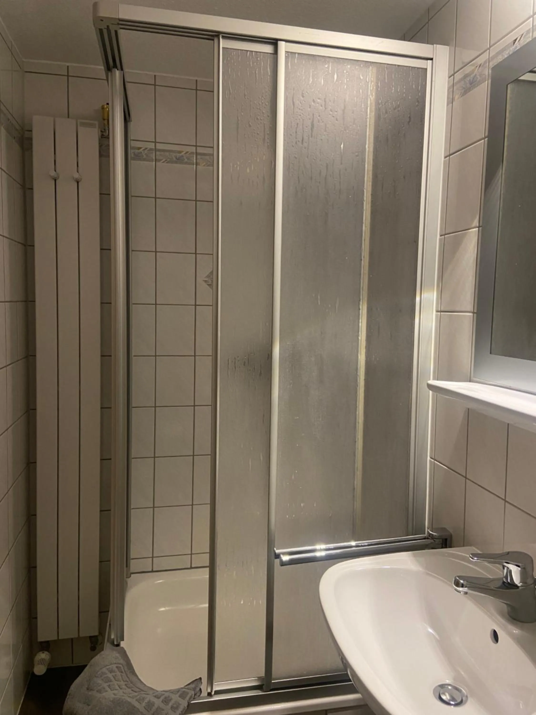 Shower in Zur Sonne "Gasthaus-Bar-Events"
