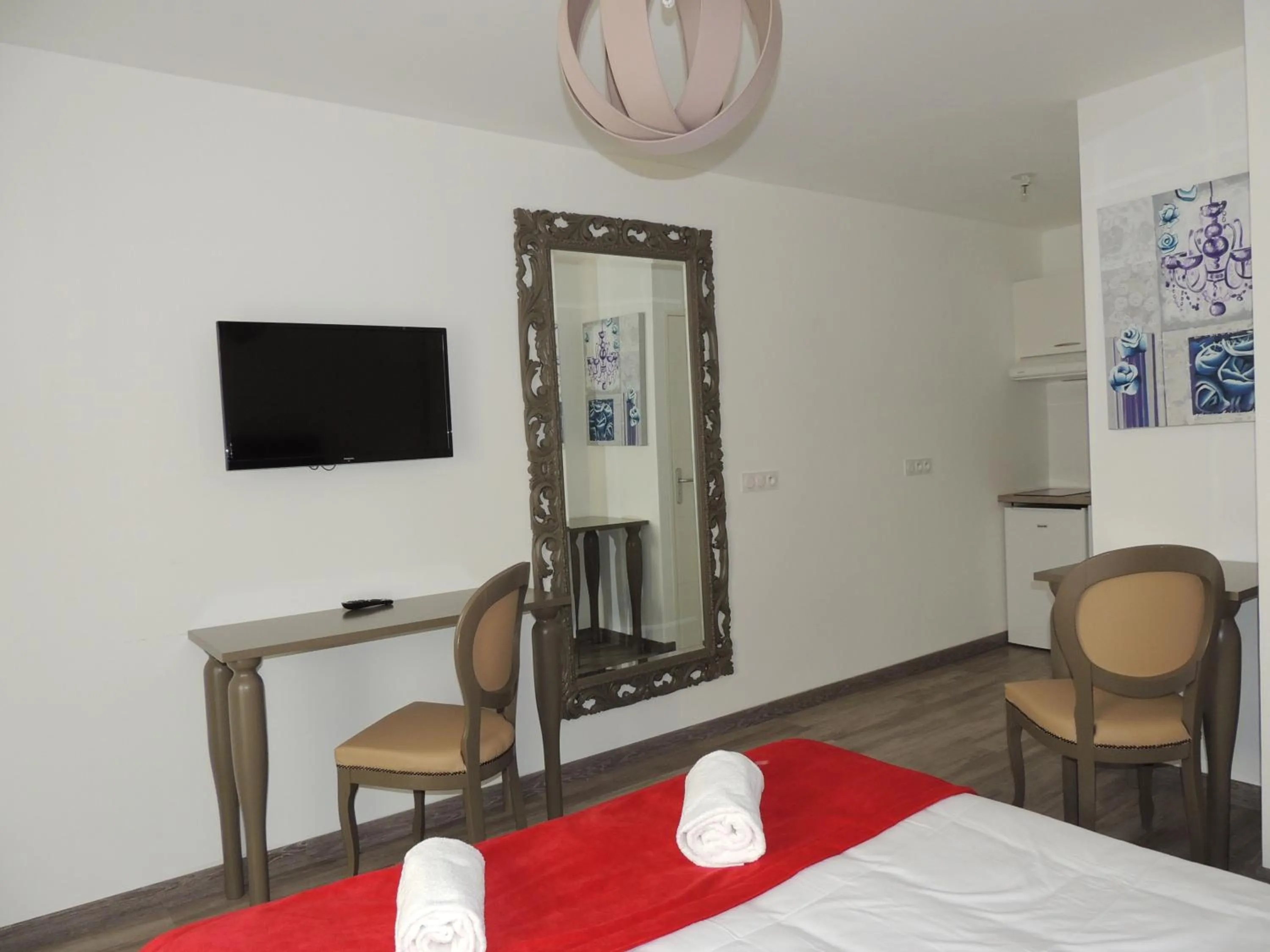 Dining area, Bed in Adonis Aix en Provence