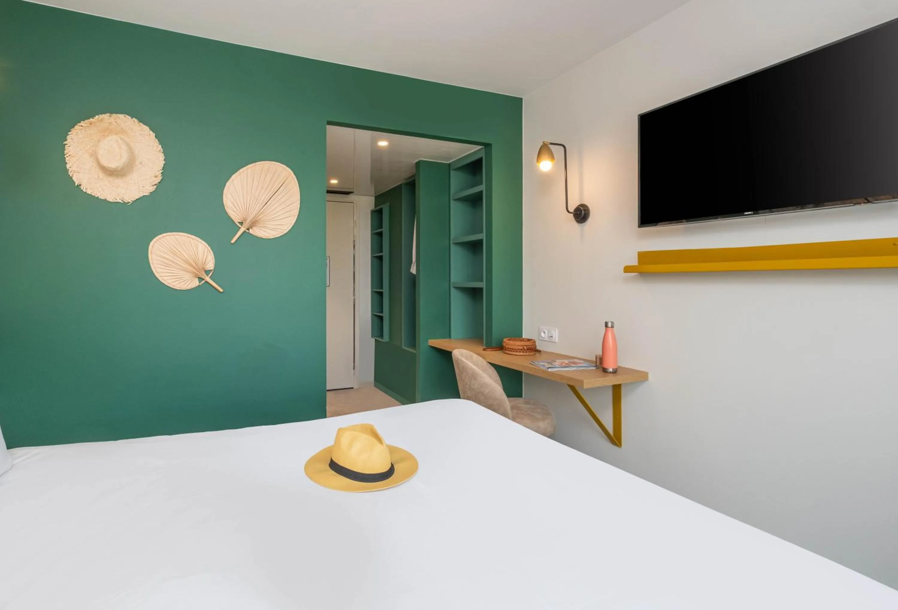 Bedroom, Bed in L'Escale Marine, The Originals Relais