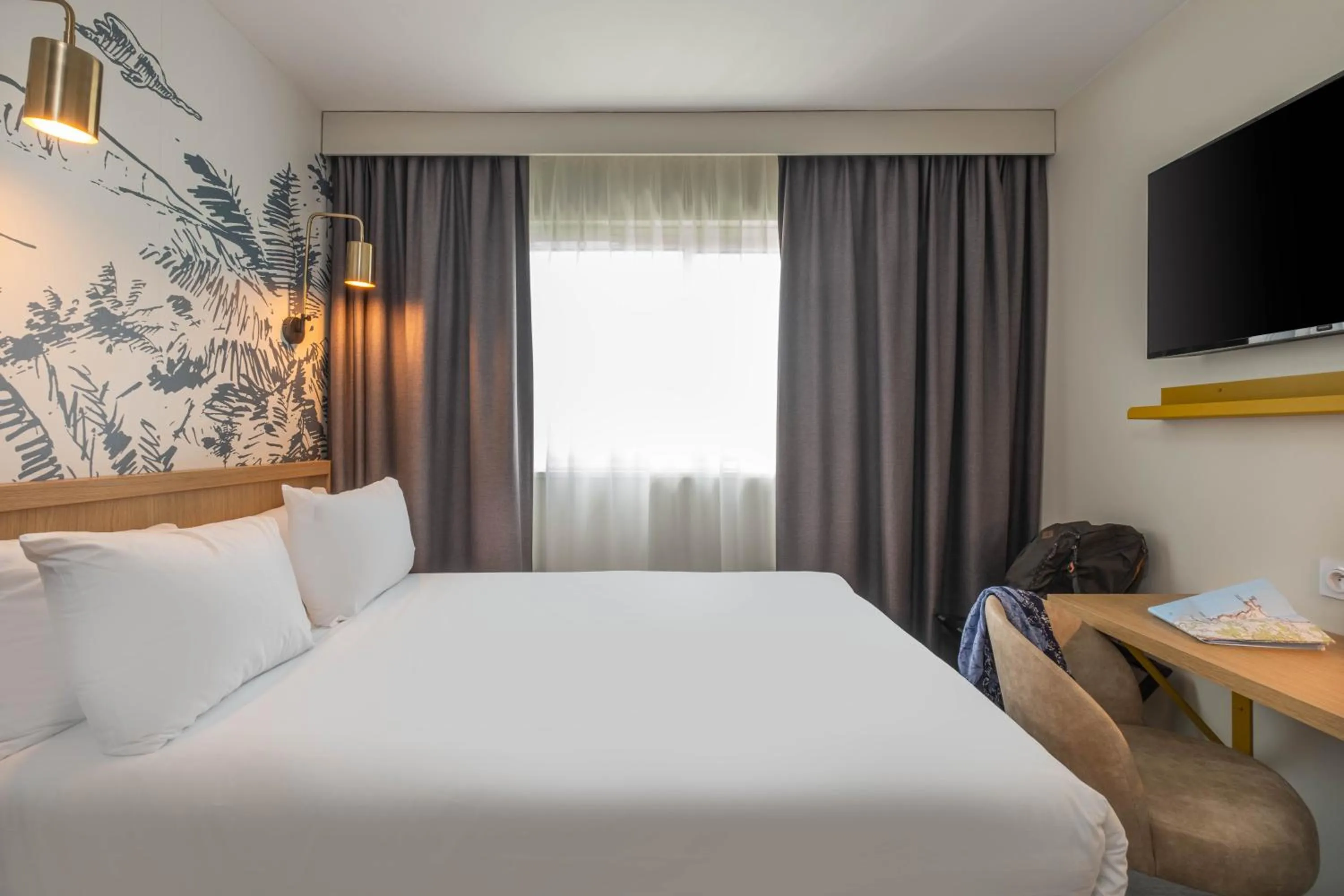 Bedroom, Bed in L'Escale Marine, The Originals Relais