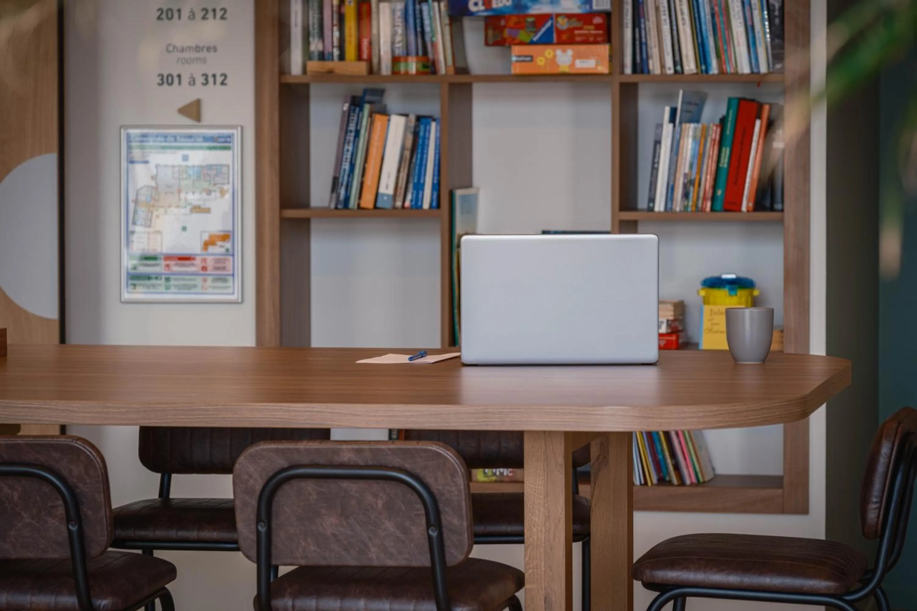 Library in L'Escale Marine, The Originals Relais
