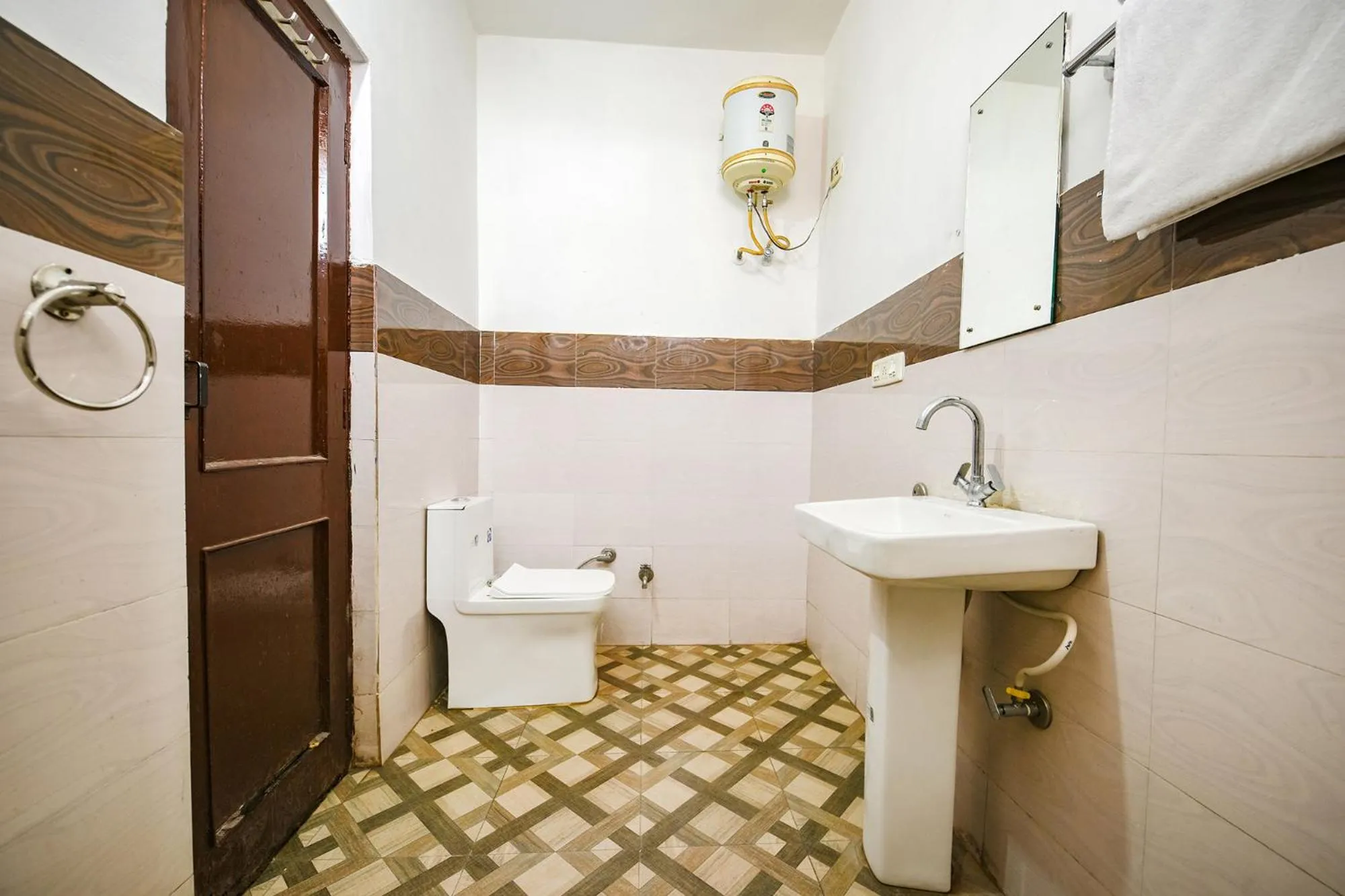 Shower in Via Diamond Sector 45