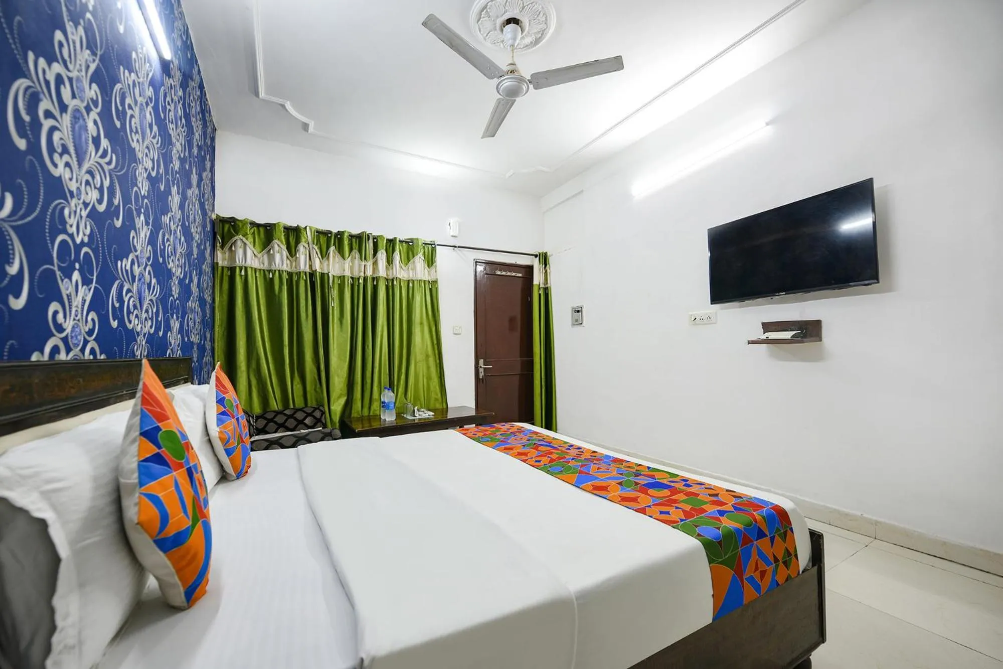 Communal lounge/ TV room, Bed in Via Diamond Sector 45