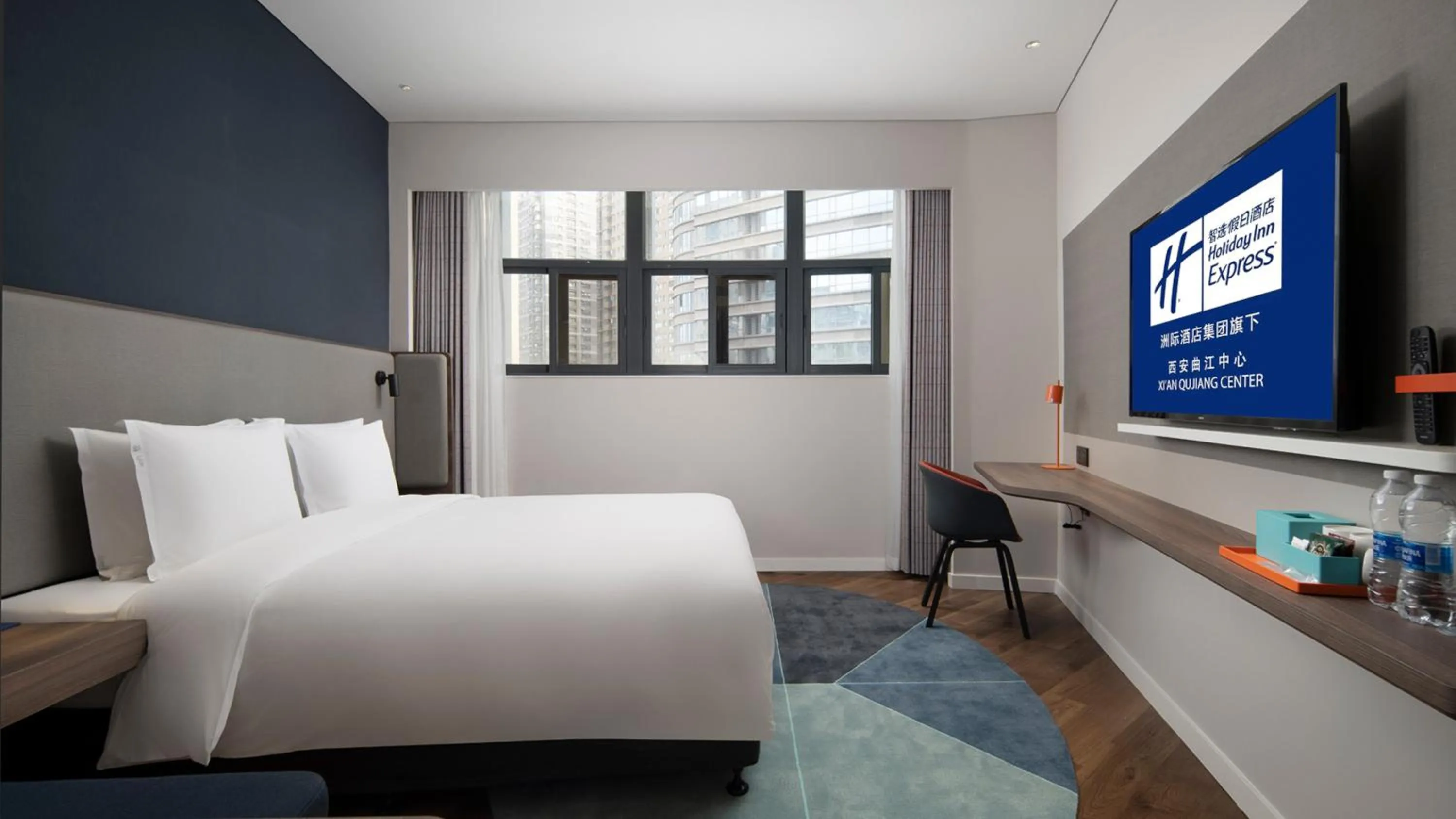 Photo of the whole room, Bed in Holiday Inn Express Xi'an Qujiang Center by IHG