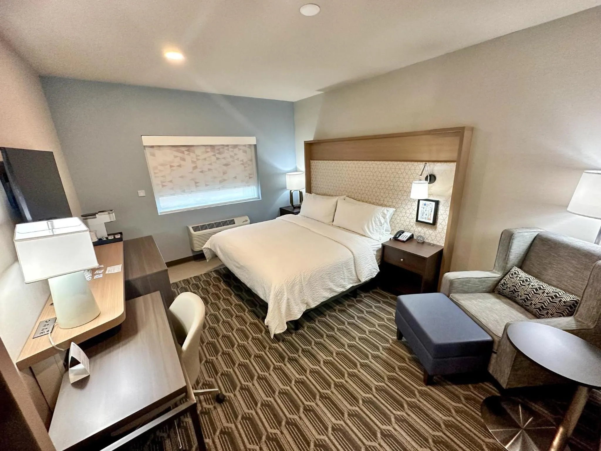 Photo of the whole room, Bed in Holiday Inn Kansas City - Downtown by IHG