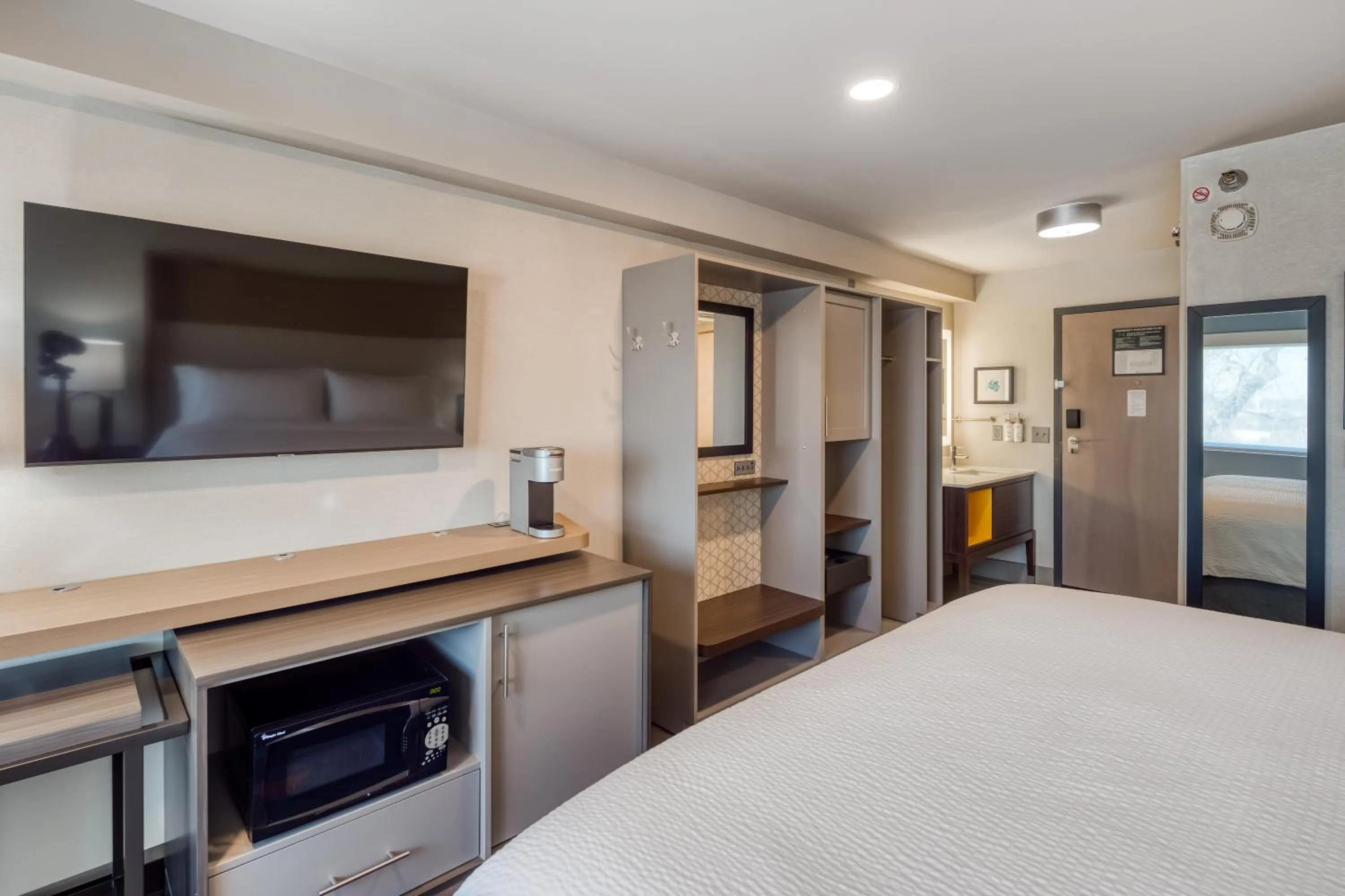 Bed in Holiday Inn Kansas City - Downtown by IHG