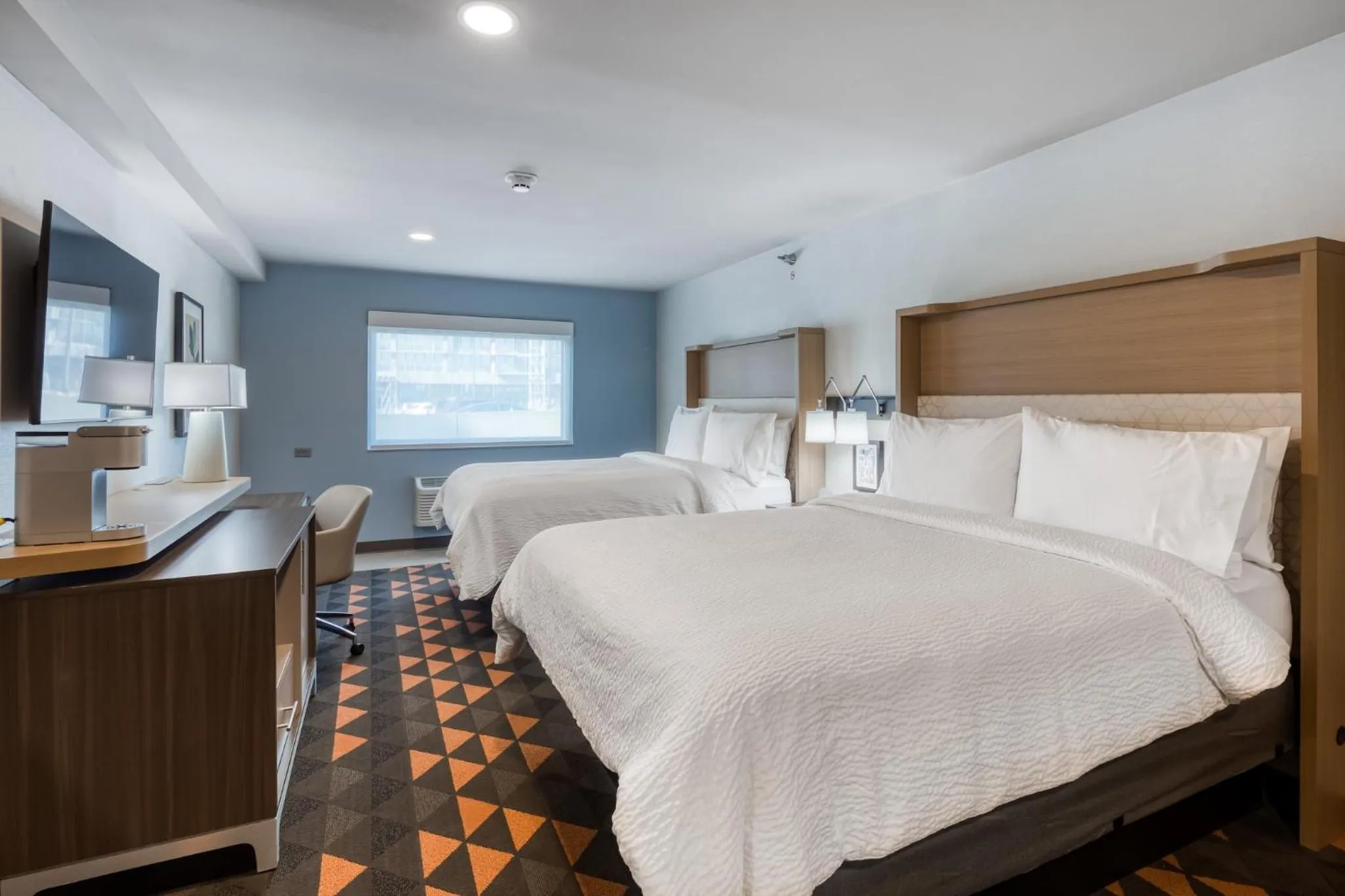 Photo of the whole room, Bed in Holiday Inn Kansas City - Downtown by IHG
