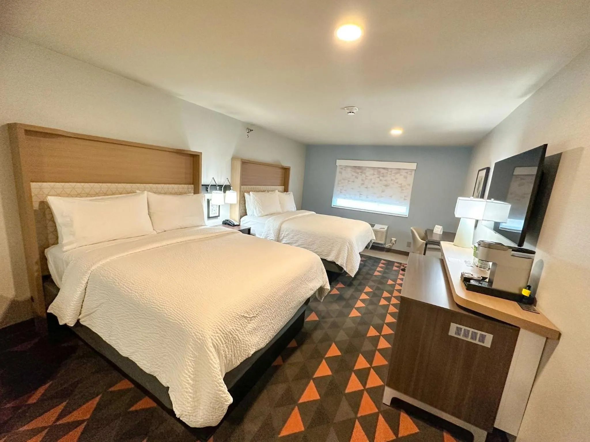 Photo of the whole room, Bed in Holiday Inn Kansas City - Downtown by IHG