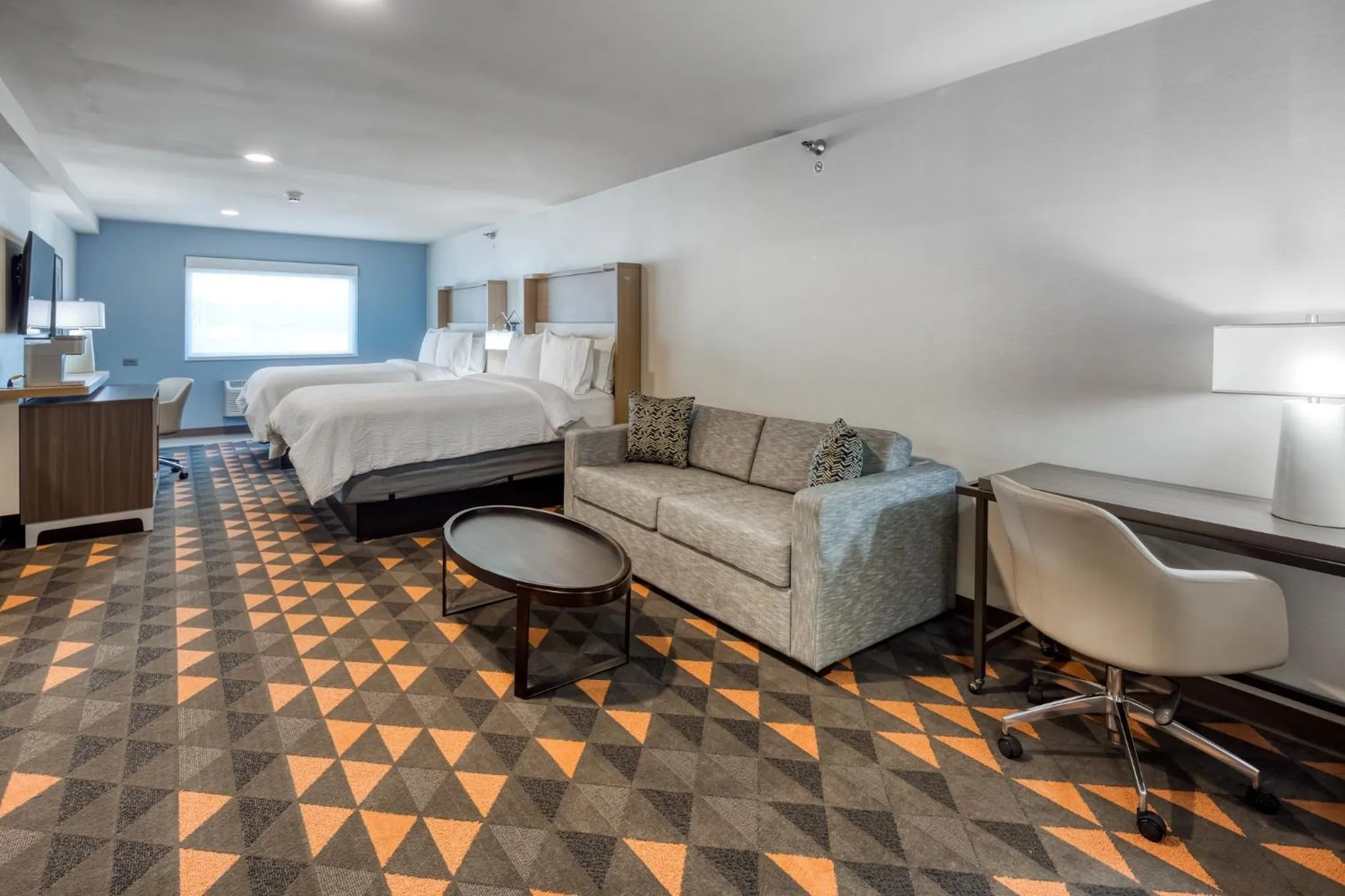 Photo of the whole room, Bed in Holiday Inn Kansas City - Downtown by IHG