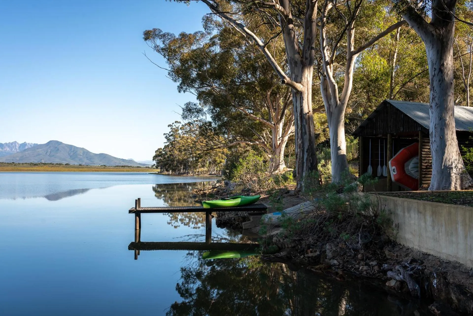 Lake view in Bartholomeus Klip Farmhouse at Elandsberg Nature Reserve