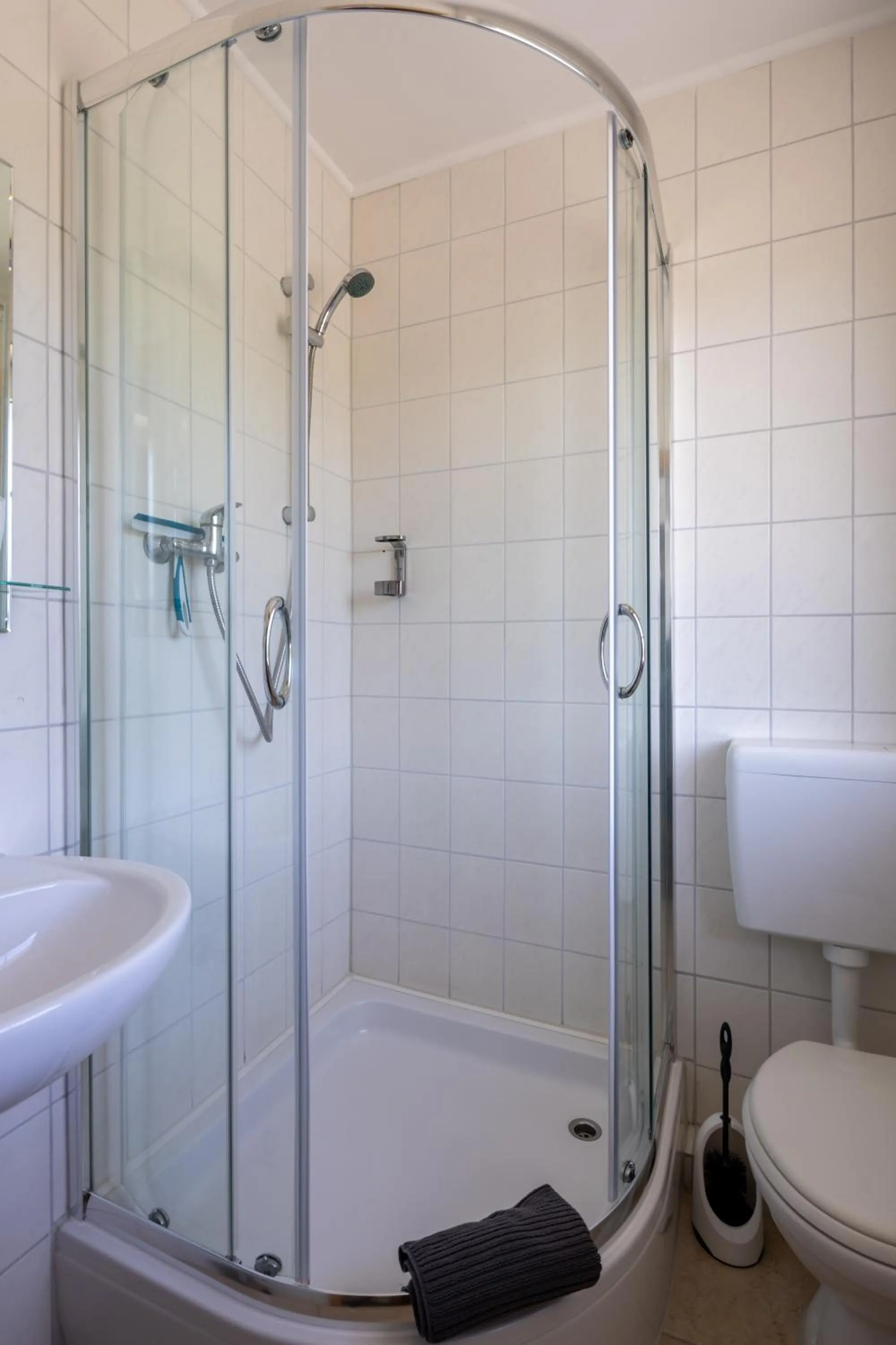 Shower in Gästehaus Olympia Wilhelmshaven - Moderne Einzelzimmer mit eigenem Bad für Monteure