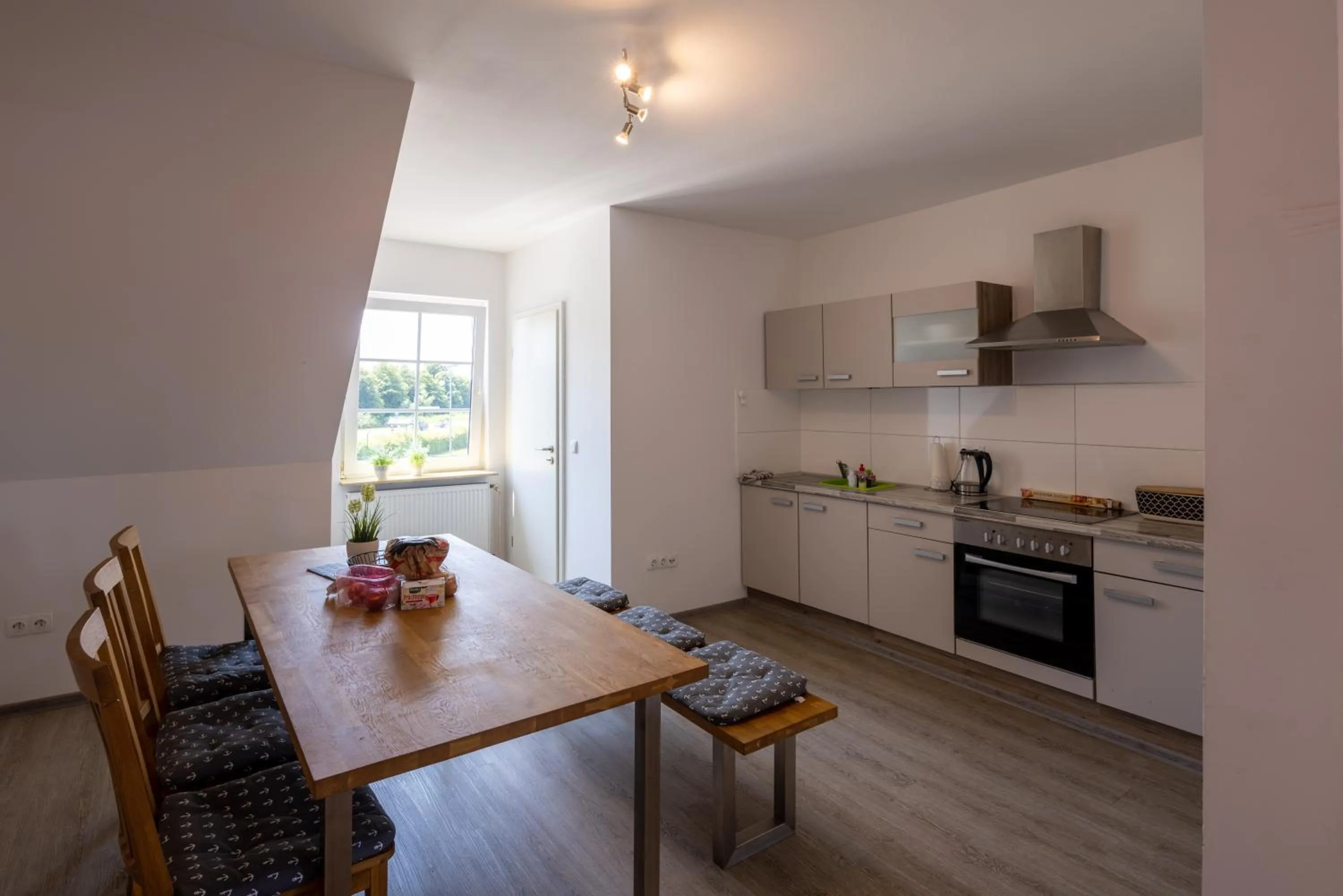 Kitchen or kitchenette in Gästehaus Olympia Wilhelmshaven - Moderne Einzelzimmer mit eigenem Bad für Monteure