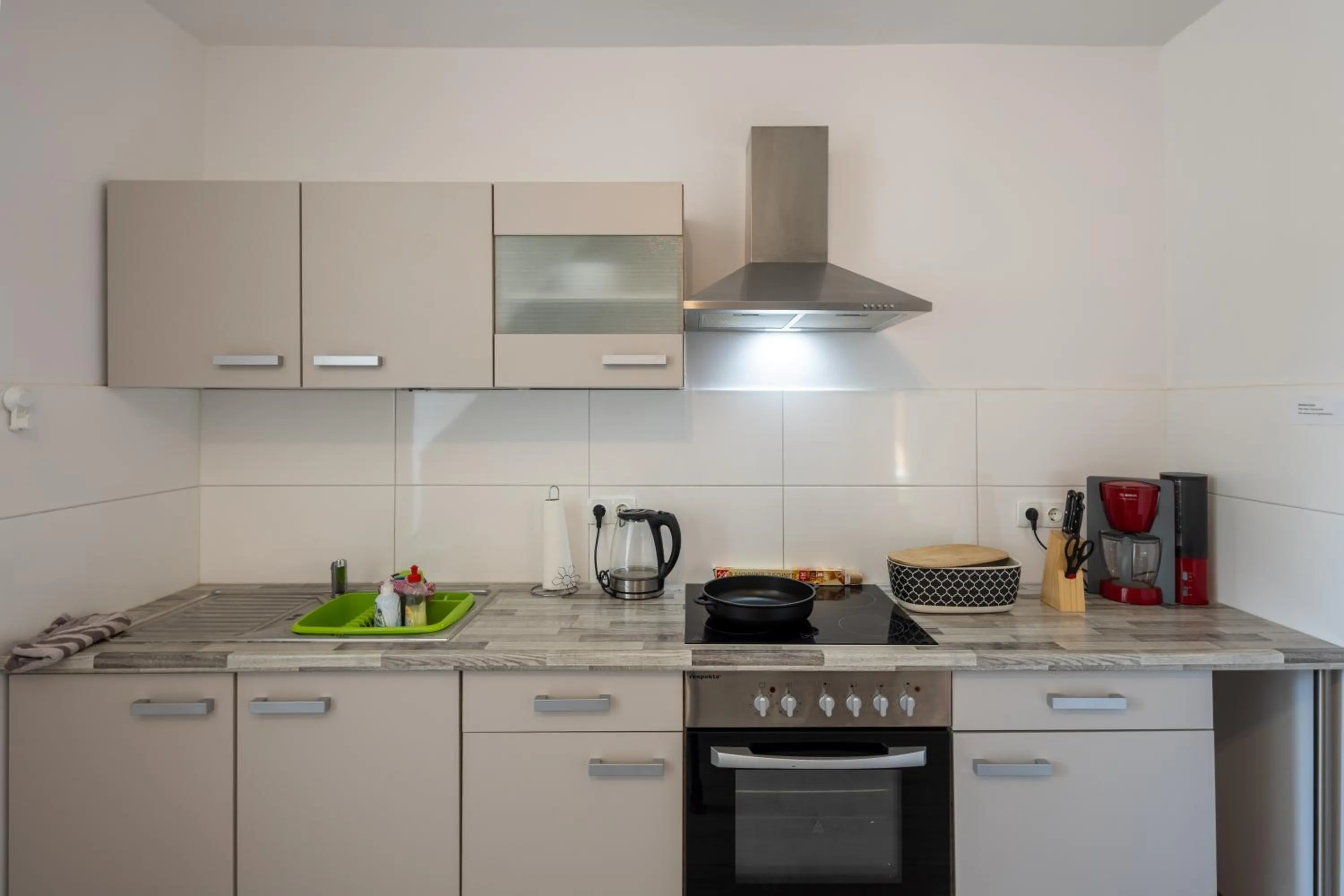 Kitchen or kitchenette in Gästehaus Olympia Wilhelmshaven - Moderne Einzelzimmer mit eigenem Bad für Monteure