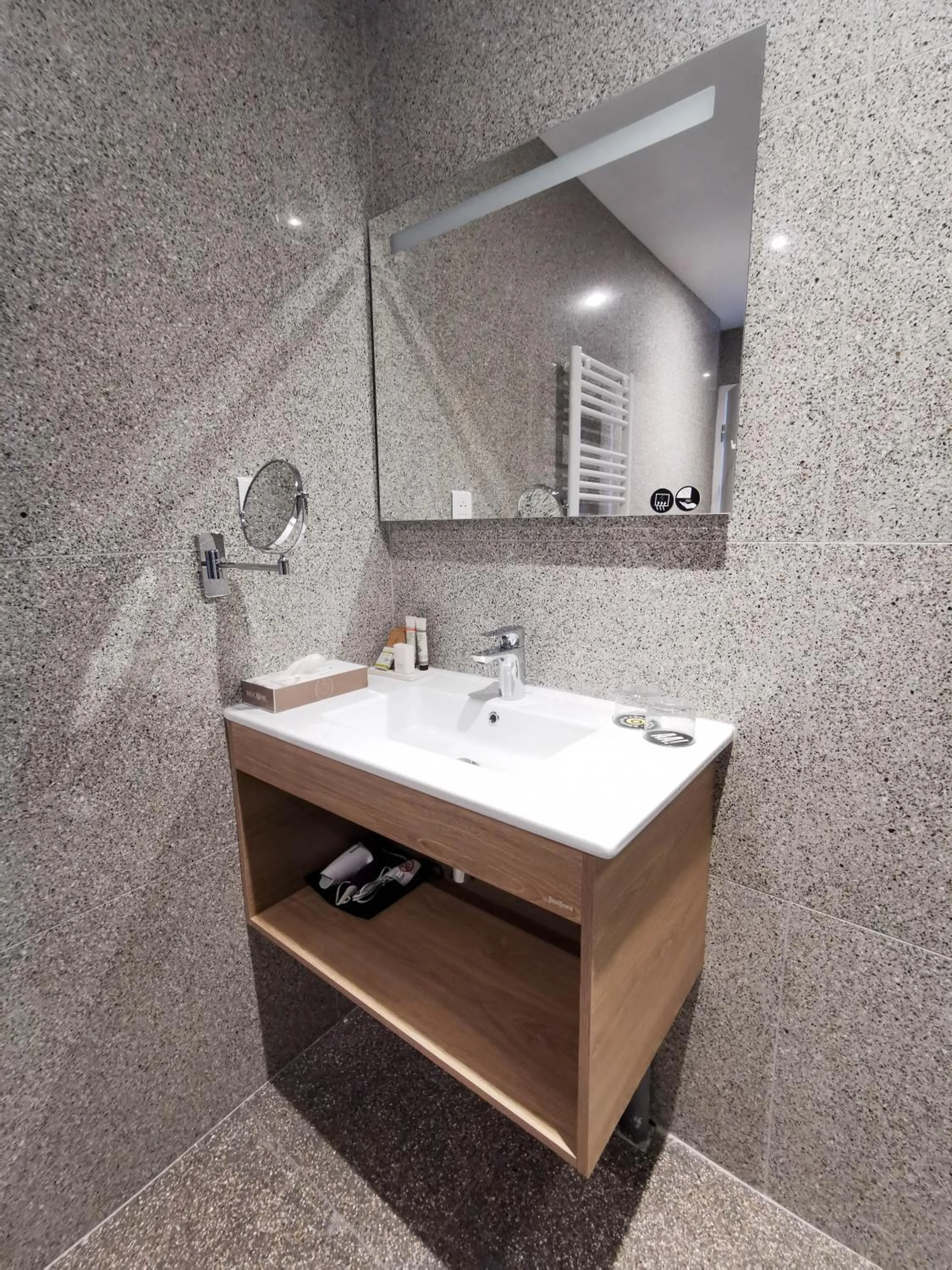 Bathroom in Aux Ateliers