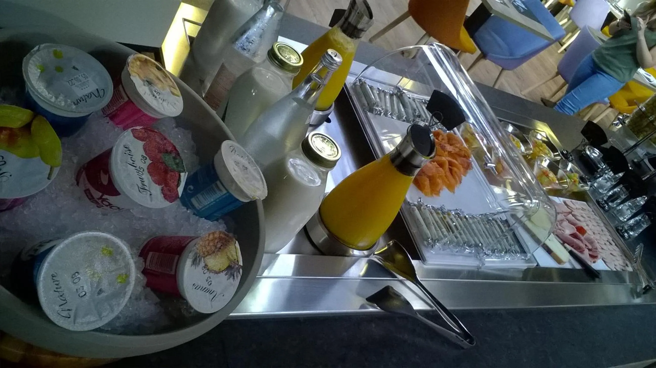 Continental breakfast in Aux Ateliers